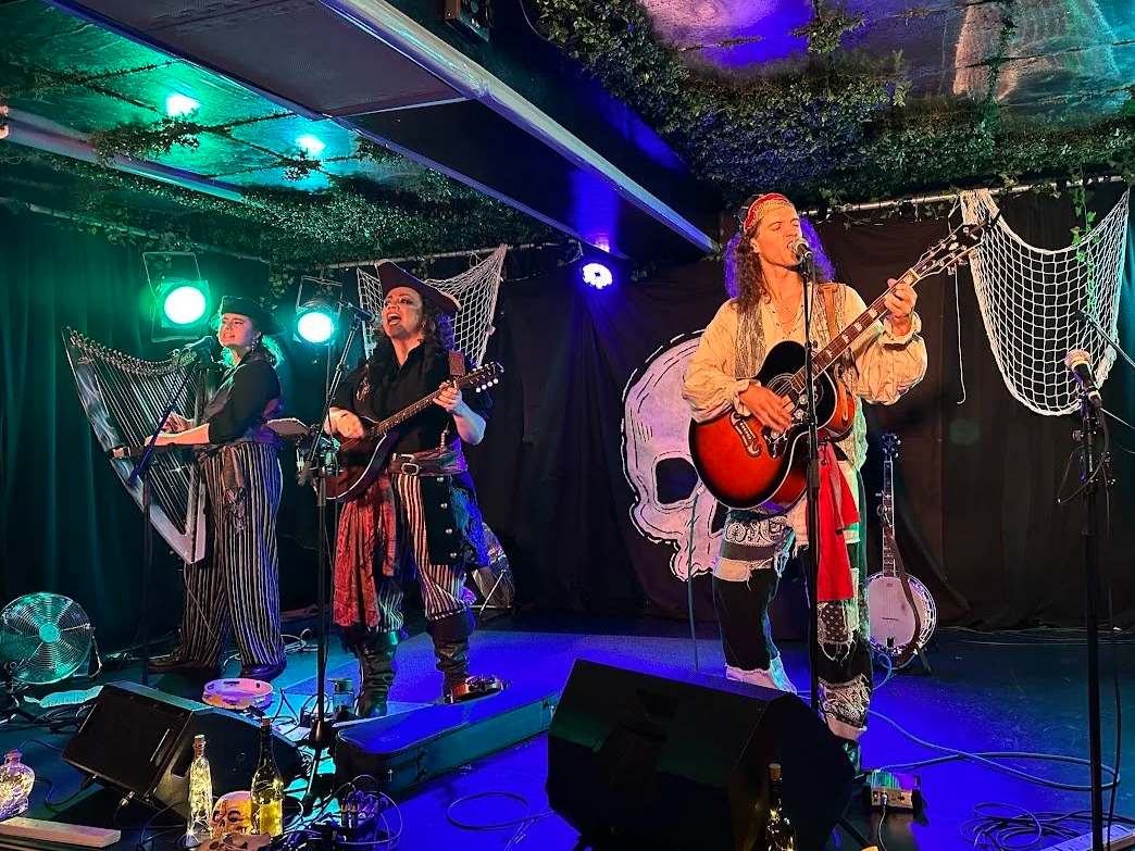 Mo, Frankie and Kallum @ Dalton's, Brighton
Photo by Milo Reed 