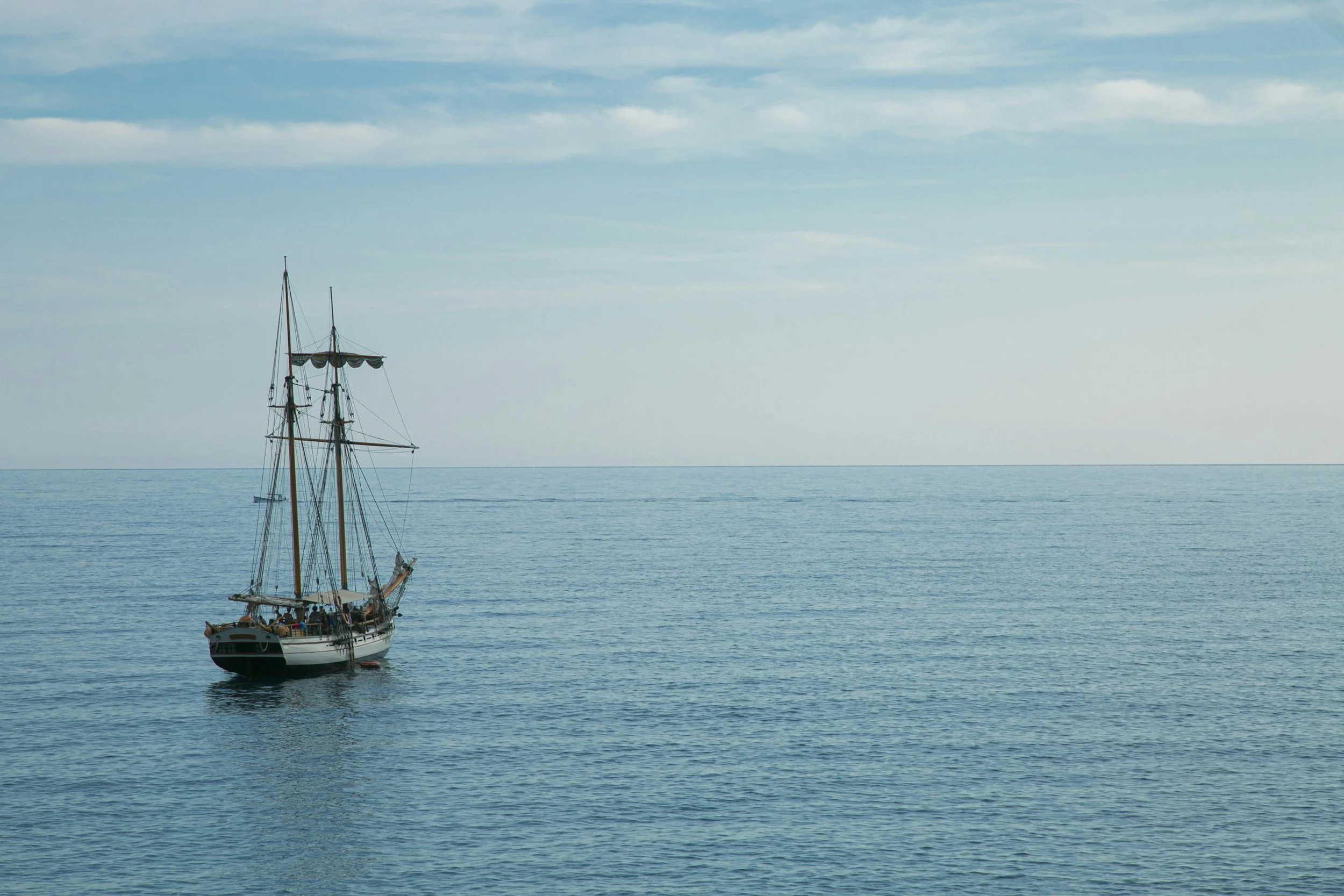 Sailboat on calm water representing a securely functioning relationship
