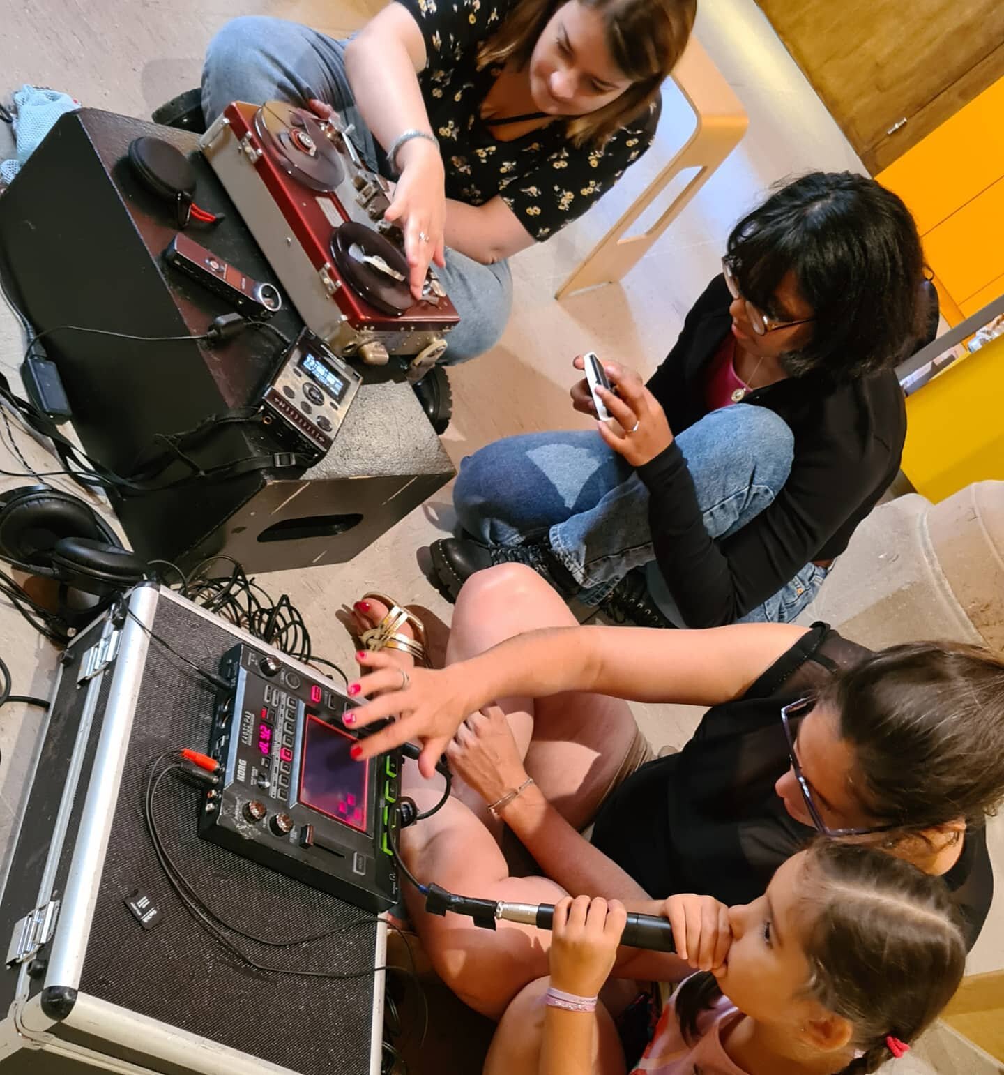 Workshop @strasbourgculture autour des pratiques sonores
.
#soundsculpture #sonicart #kaosspad #nagra #nagrae #jam #microphone #monotron #korgmonologue #marantz #pmd660