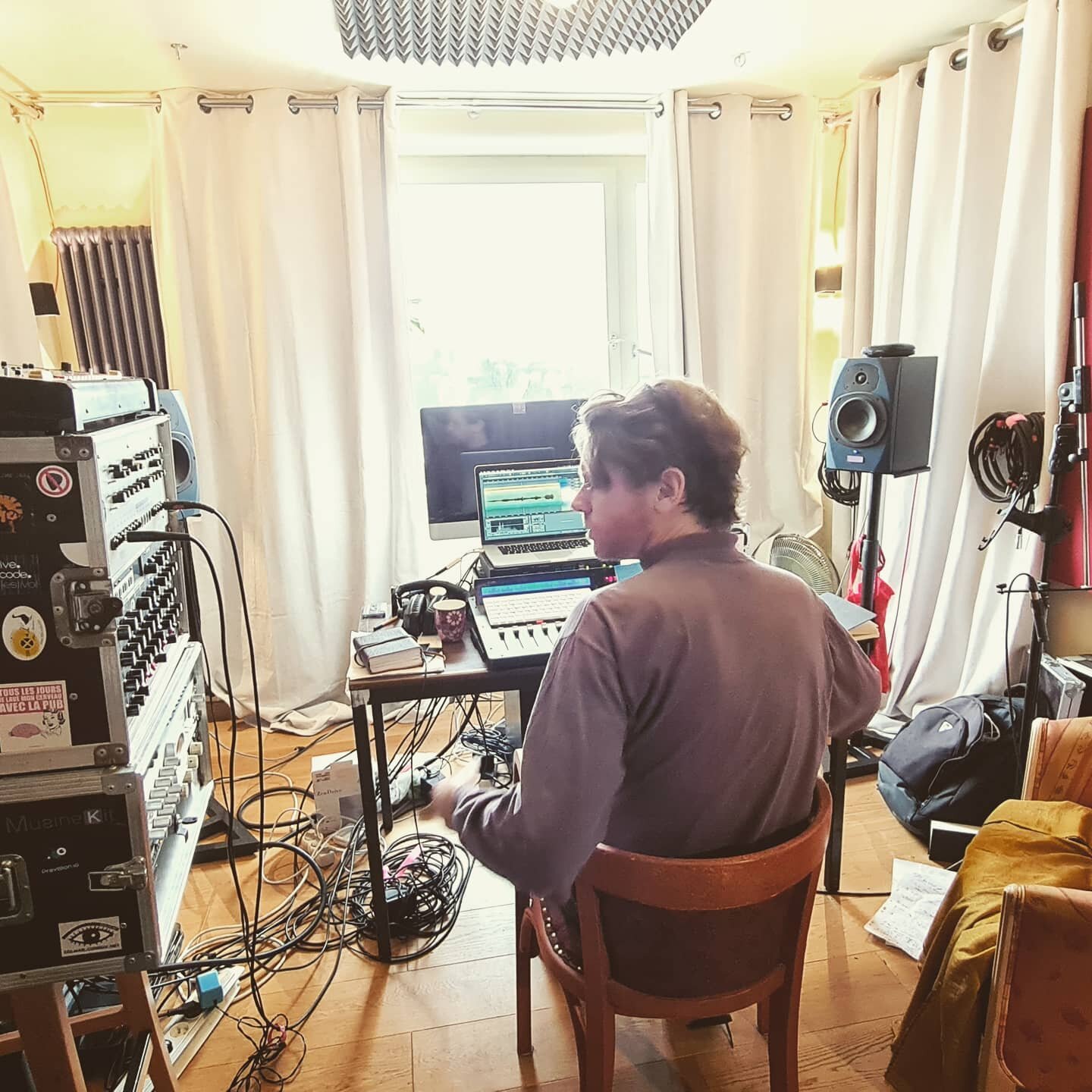 Le projet des artistes Duncan Pinhas @dkanils et Y&eacute;rri-G&aring;sp&atilde;r Hummel est en cours de mix dans nos studios.
.
.
#electroacoustique #guitare #sax #mix #studio #duncanpinhas #labut @stras_culture #avalon #distressor #shermanfilter #e