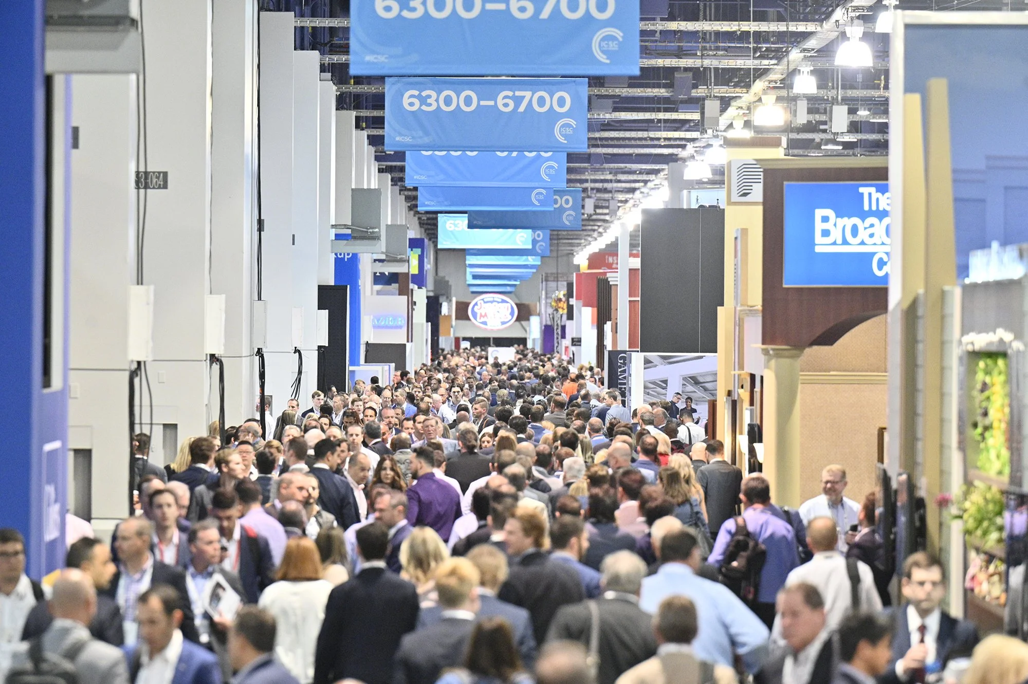 ICSC_LAS_VEGAS_Show_Floor_Crowd_2000_1331.jpg