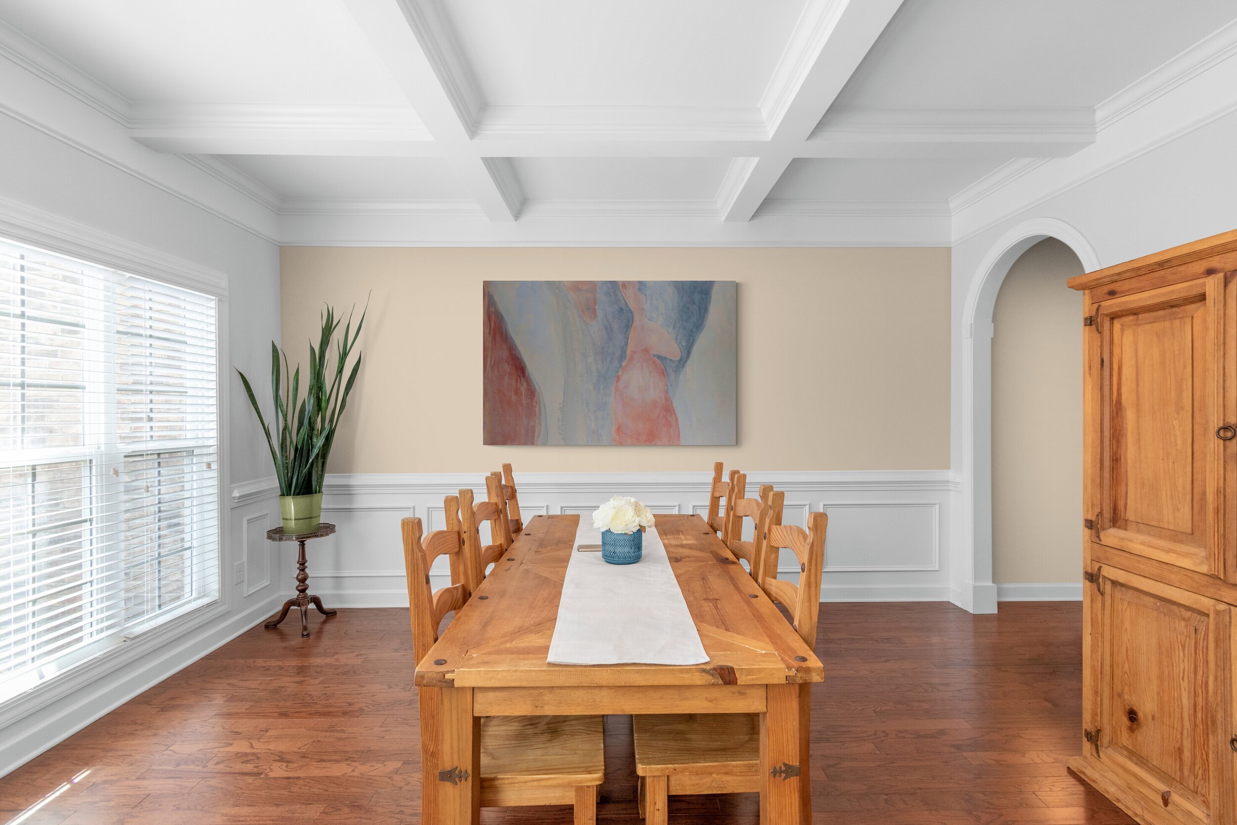 Traditional_dining_room_with_coffered_ceiling.jpg