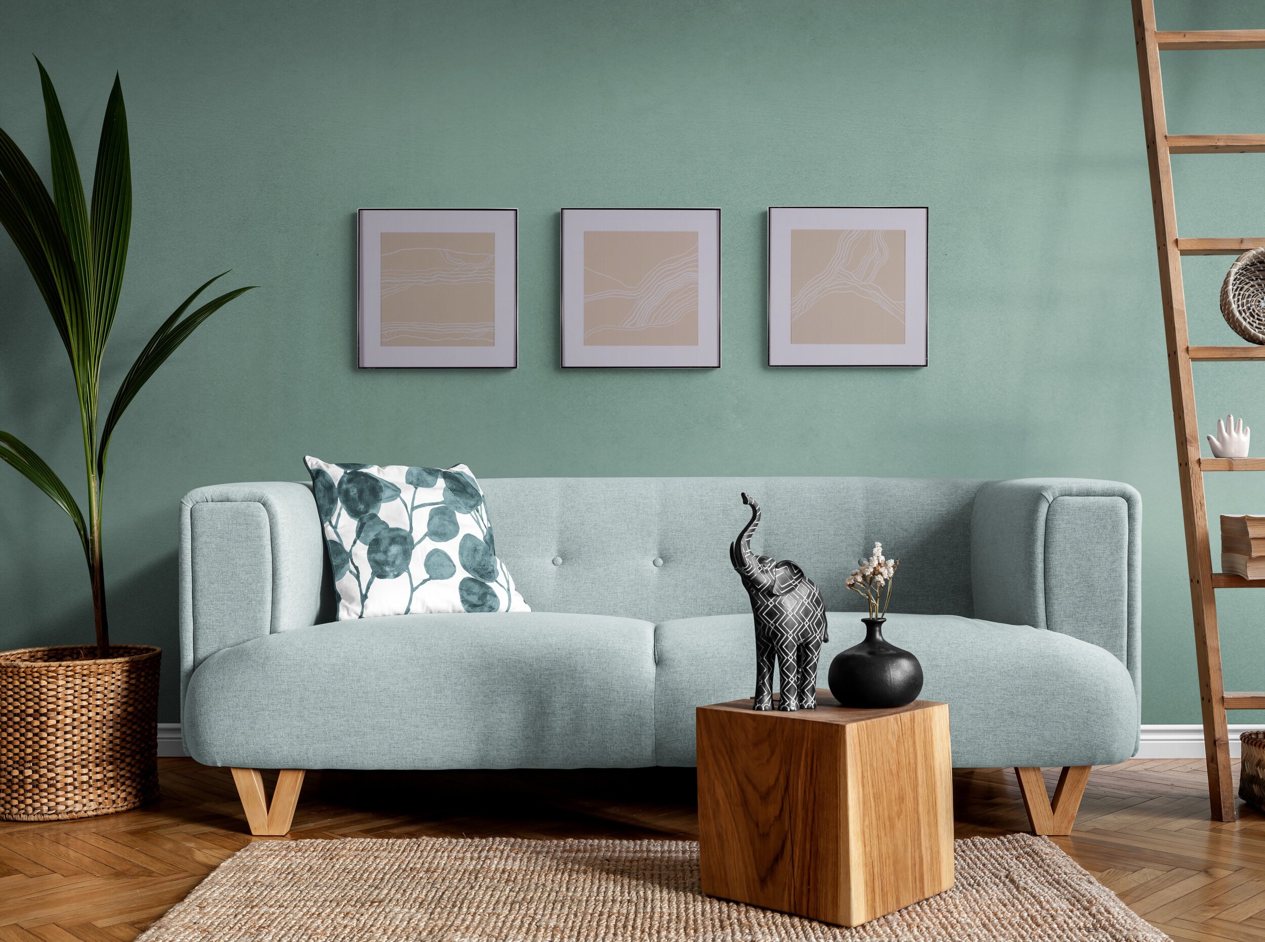 Comfy_living_room_with_tropical_plant_and_ladder.jpg