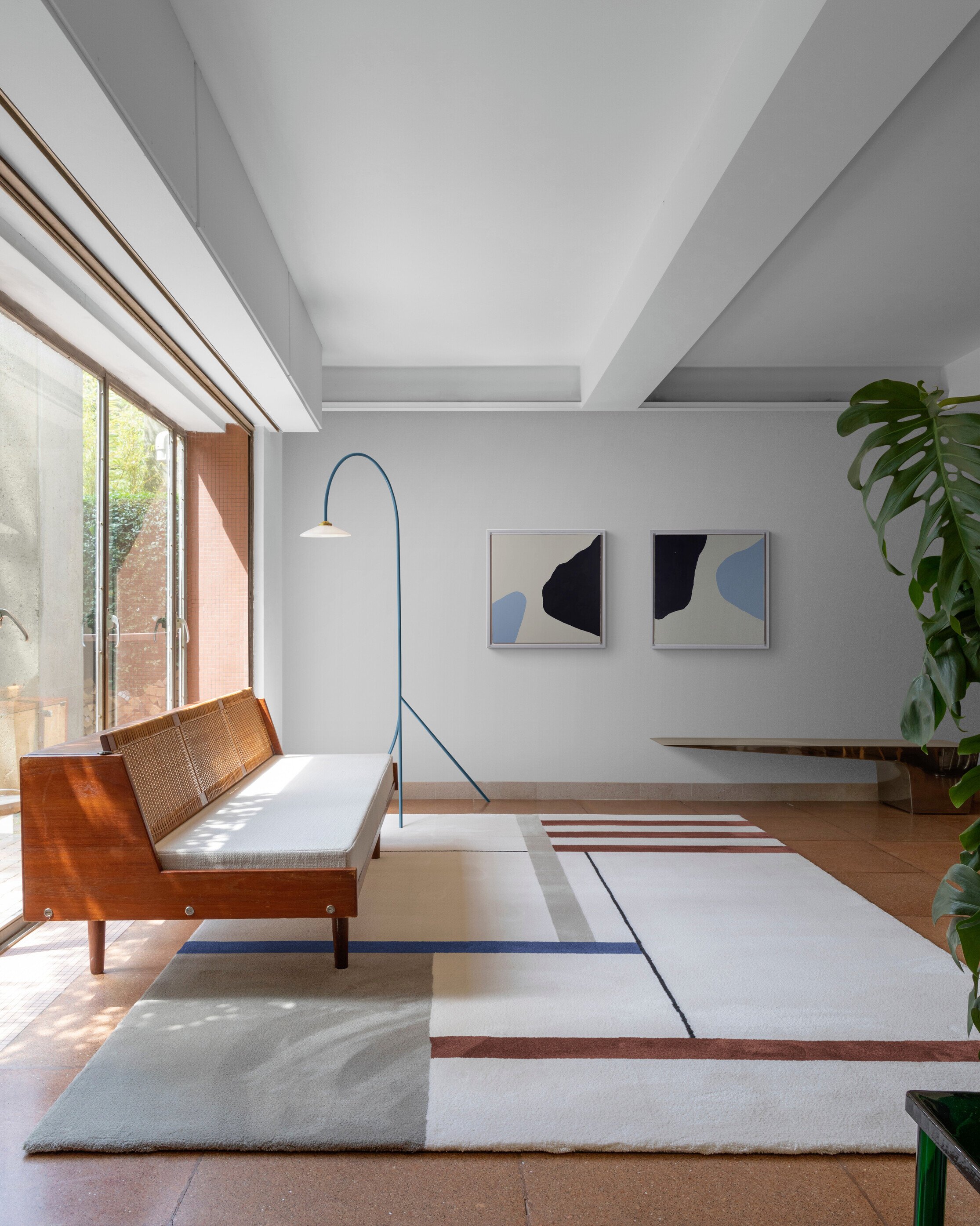 Stylish_living_room_with_large_rug.jpg