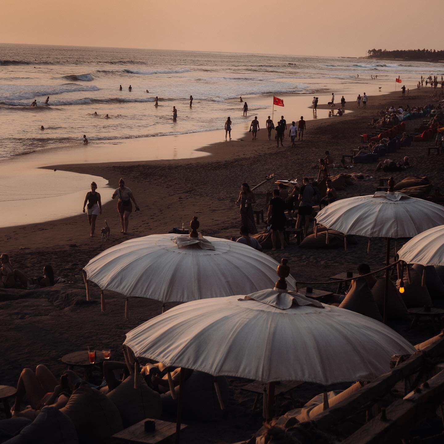 60-second Travel Guide: Canggu

Read more at Bohemianbela.com

#Canggu #Bali #TravelBlogger #Surfing #Nightlife #BeachVibes #LuxurySpas #BoutiqueShopping #Brunch #Lunch #Dinner #GourmetRestaurants #UpscaleBars #OldMans #TheLawn #LaBrisa #Deus #Luigis