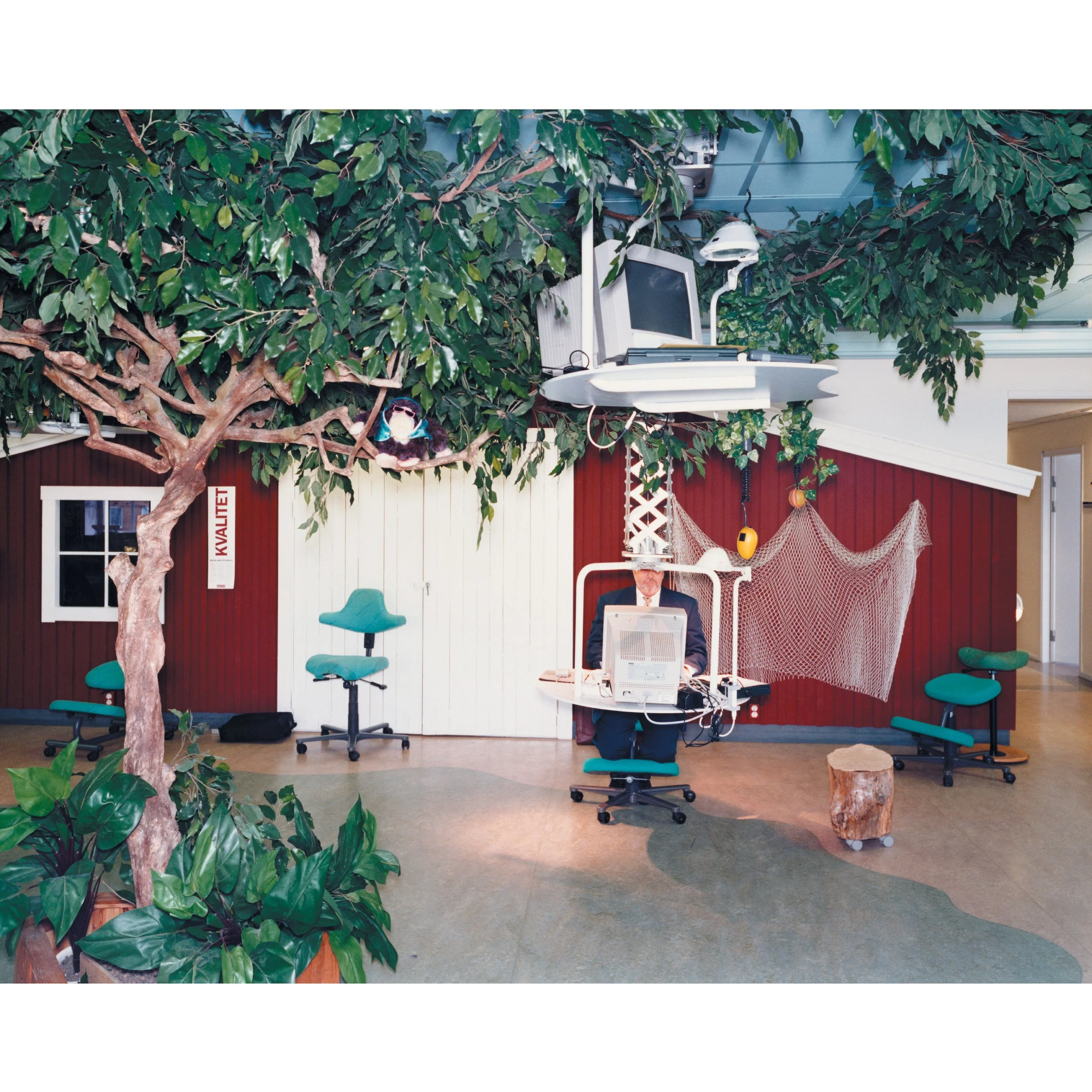 Cover_The Ear Behind the Airport_MOT41.jpg