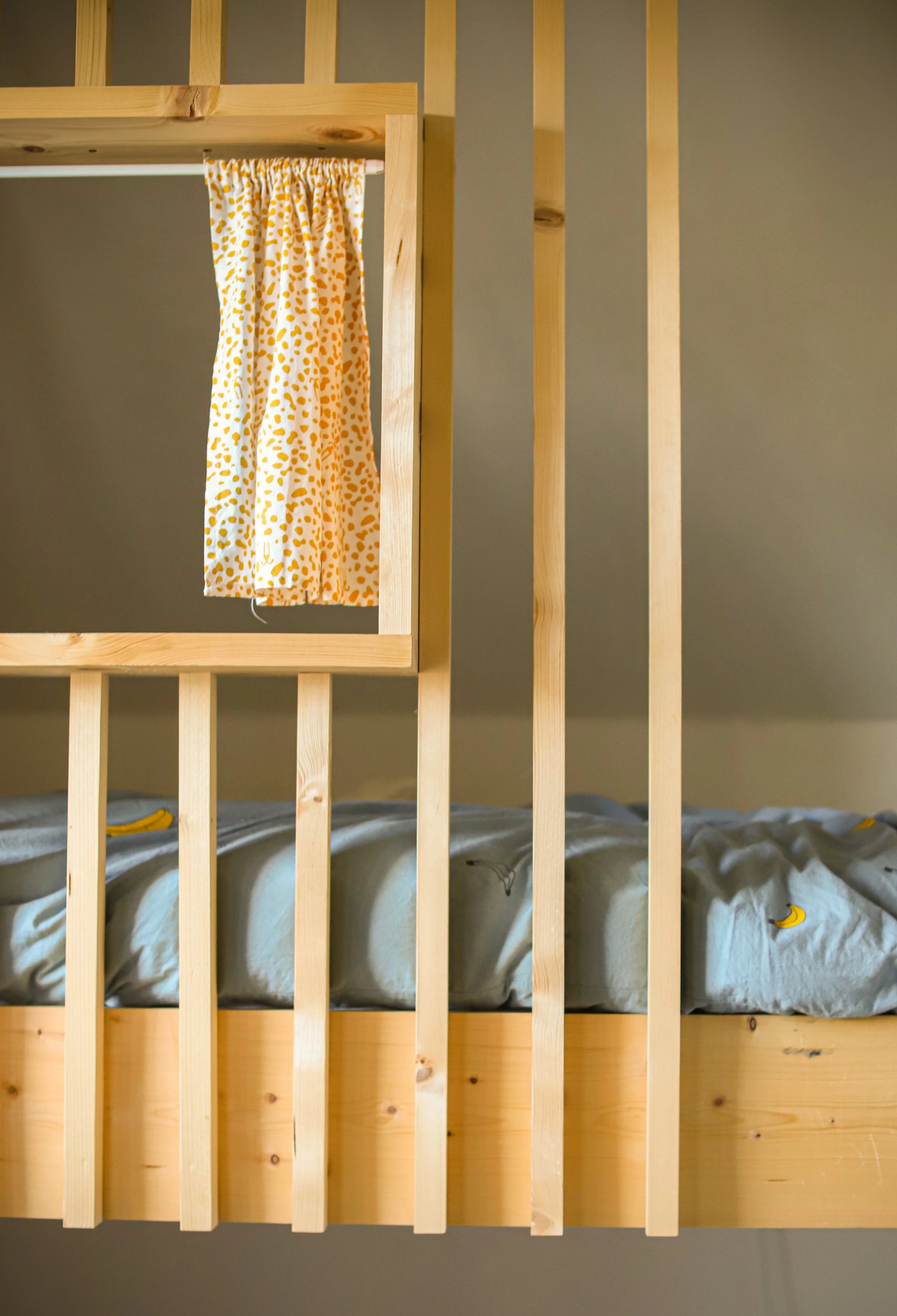 Hoogslaper/bed in vurenhout