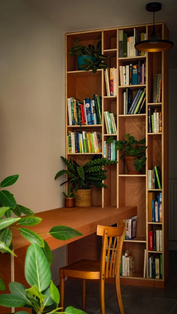 Boekenkast en bureau 