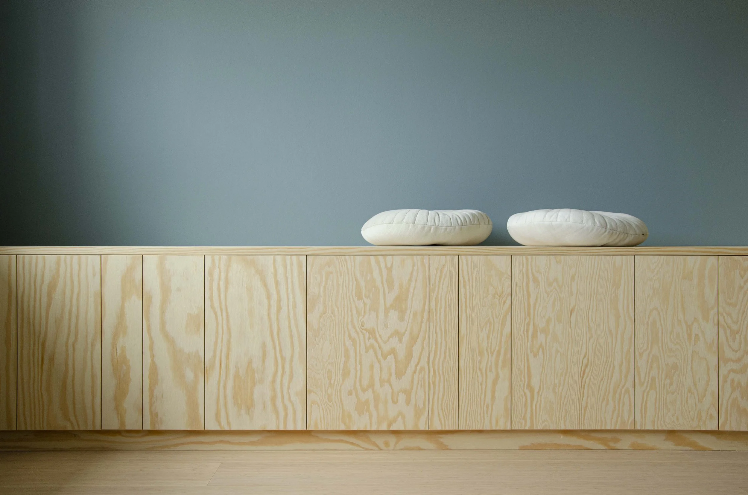 Lage kast/zitbank in Pools grenenhout