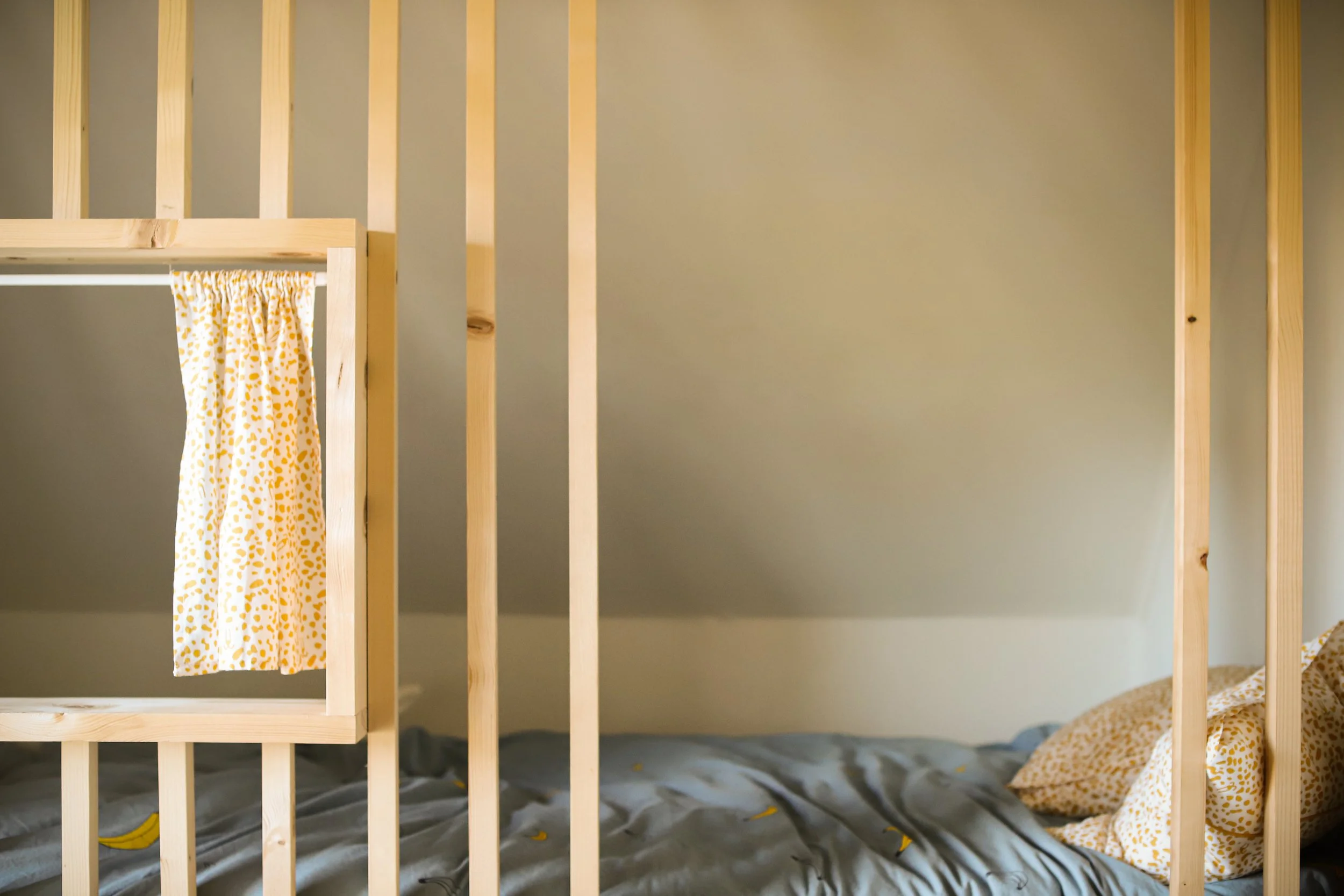 Hoogslaper/bed in vurenhout