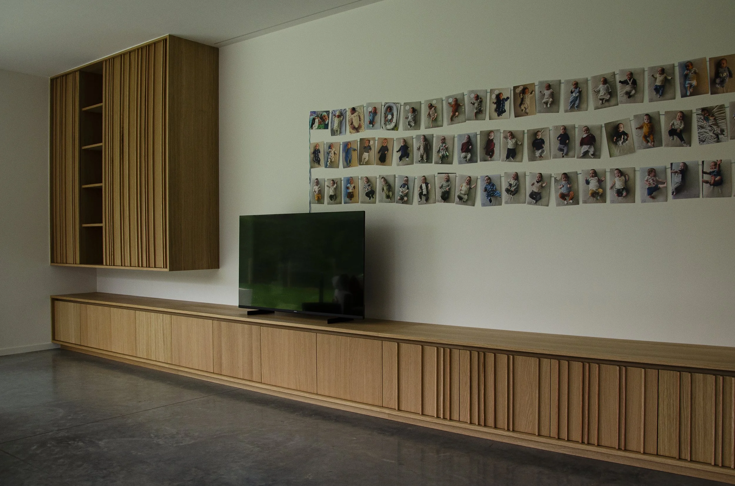 TV-meubel en hangkast in multiplex eik