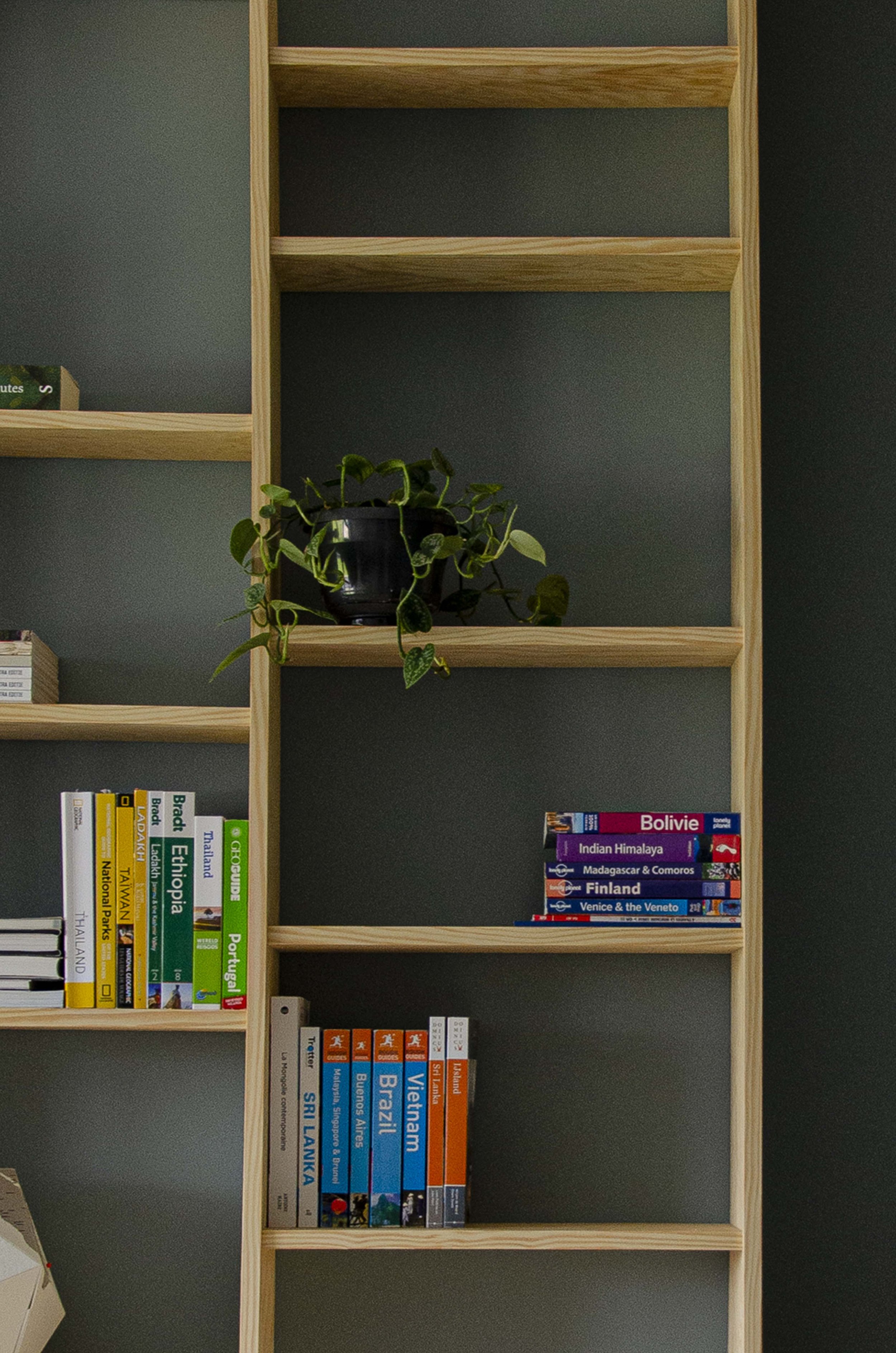 Boekenrek in Pools grenenhout