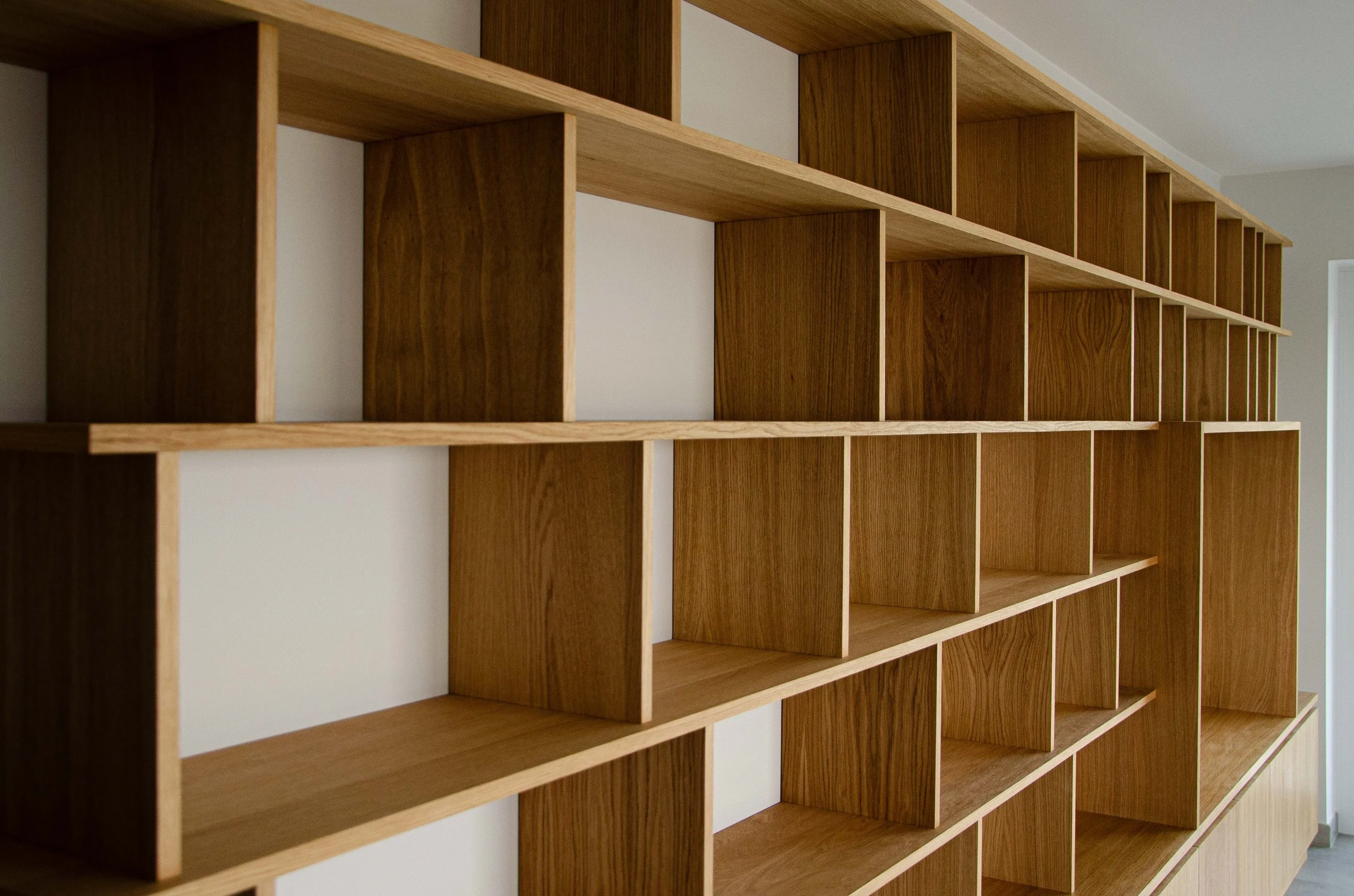 TV-meubel en boekenkast in multiplex eik