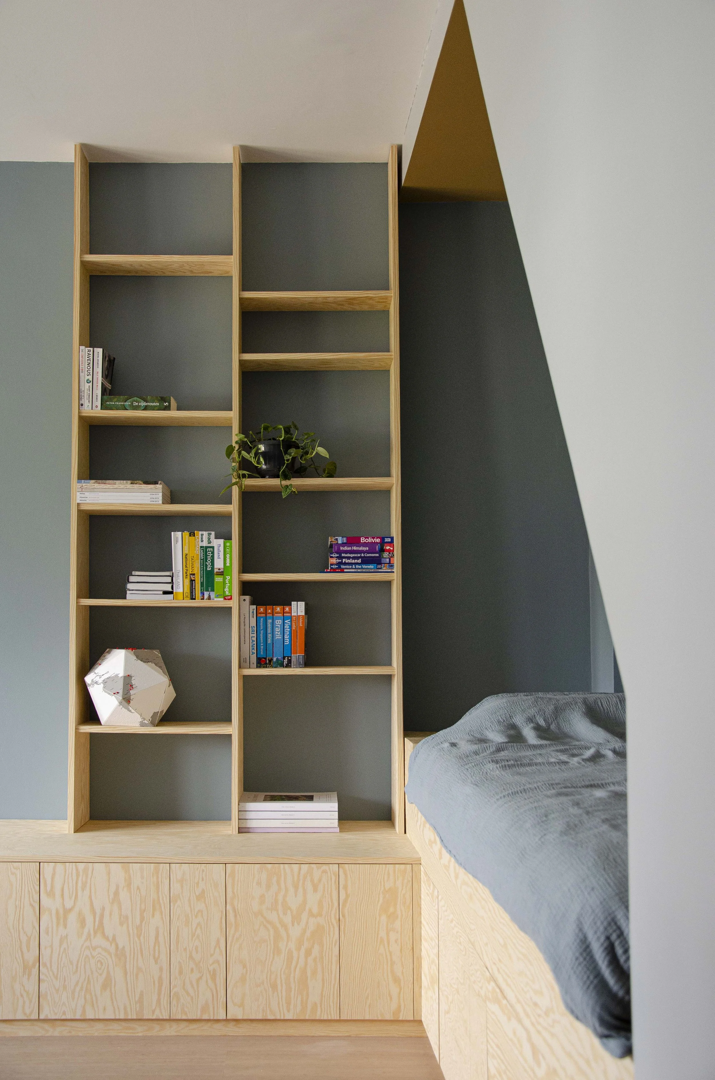 Lage kast/boekenrek in Pools grenenhout