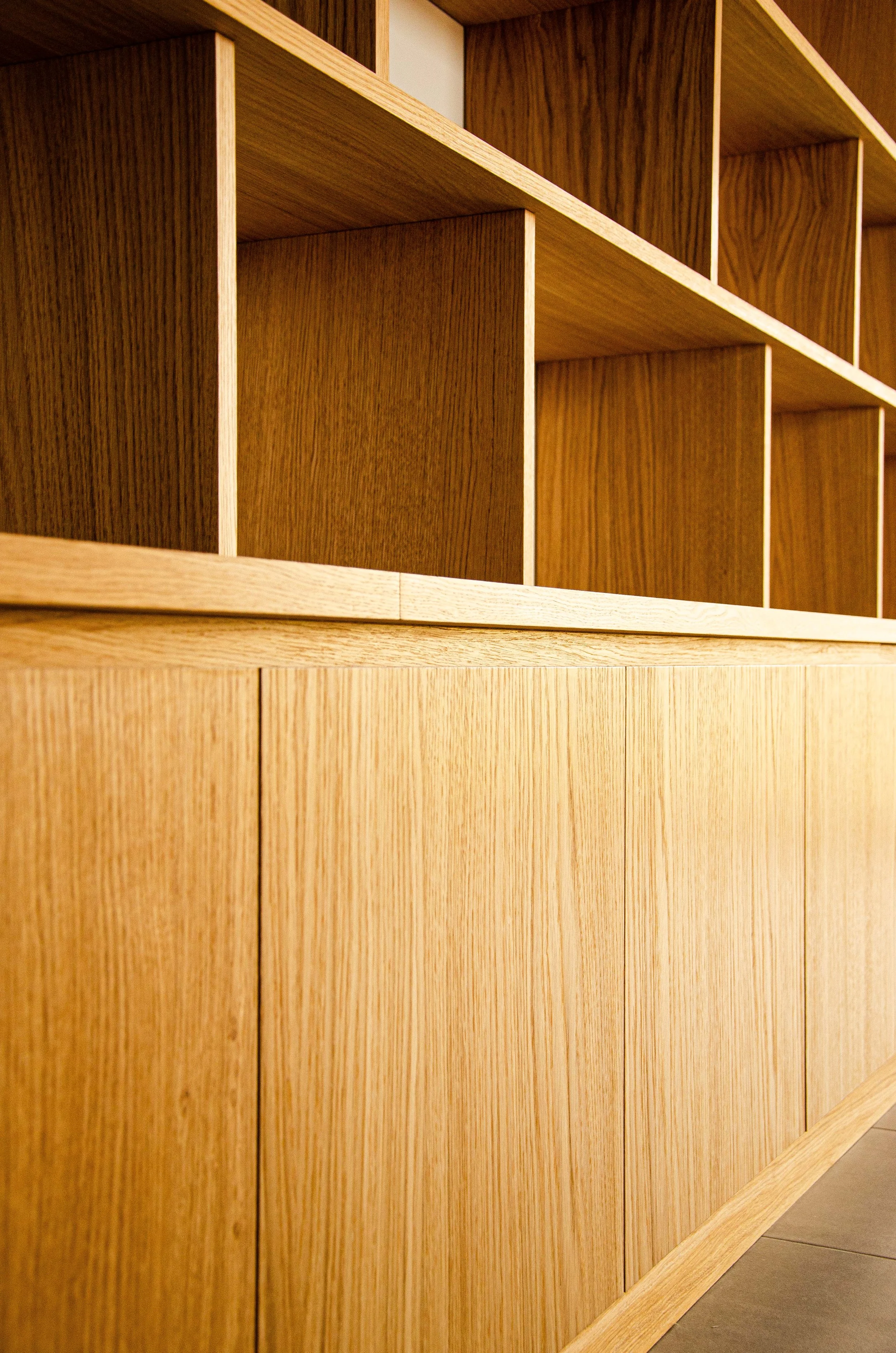 TV-meubel en boekenkast in multiplex eik