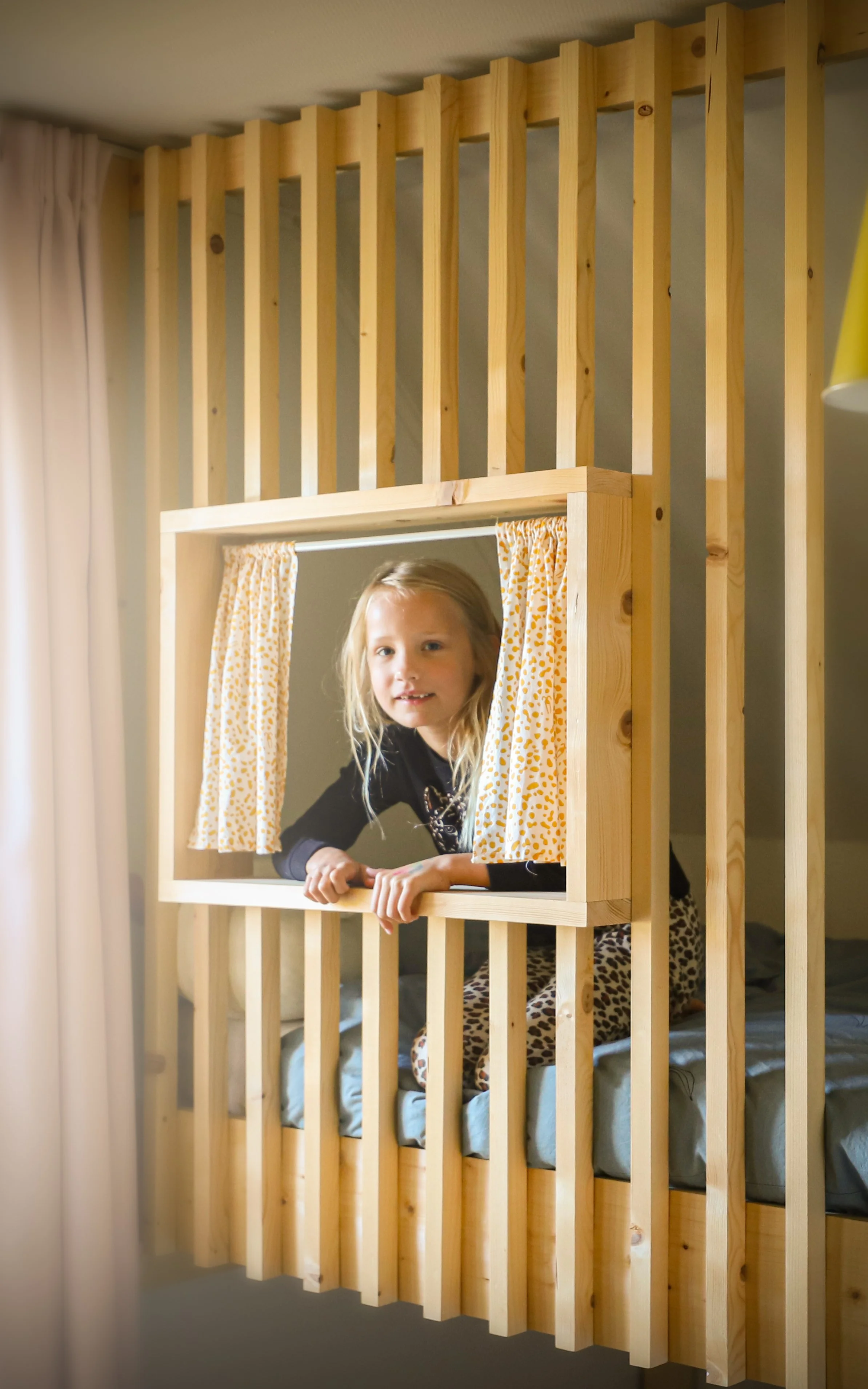 Hoogslaper/bed in vurenhout