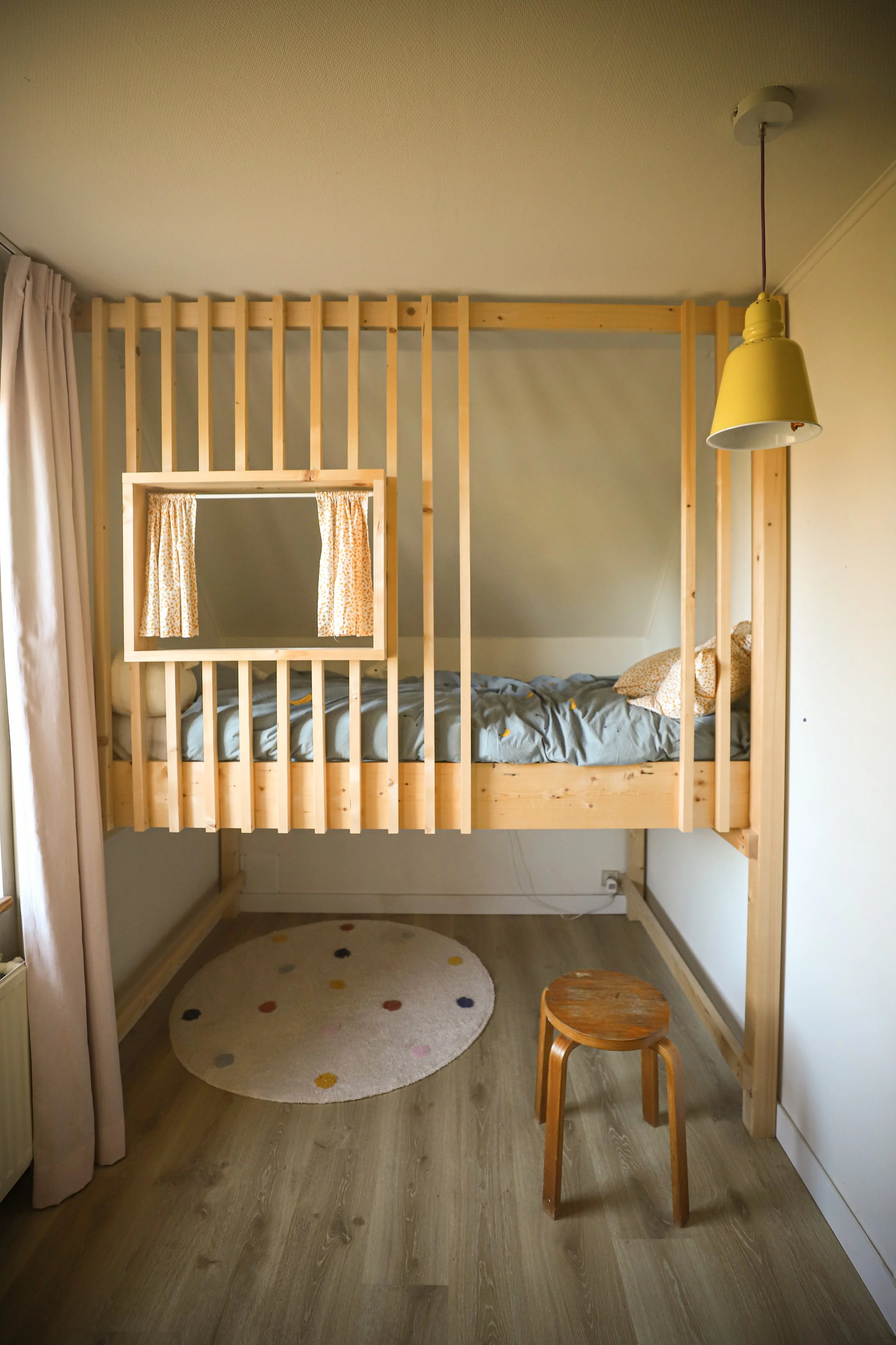 Hoogslaper/bed in vurenhout