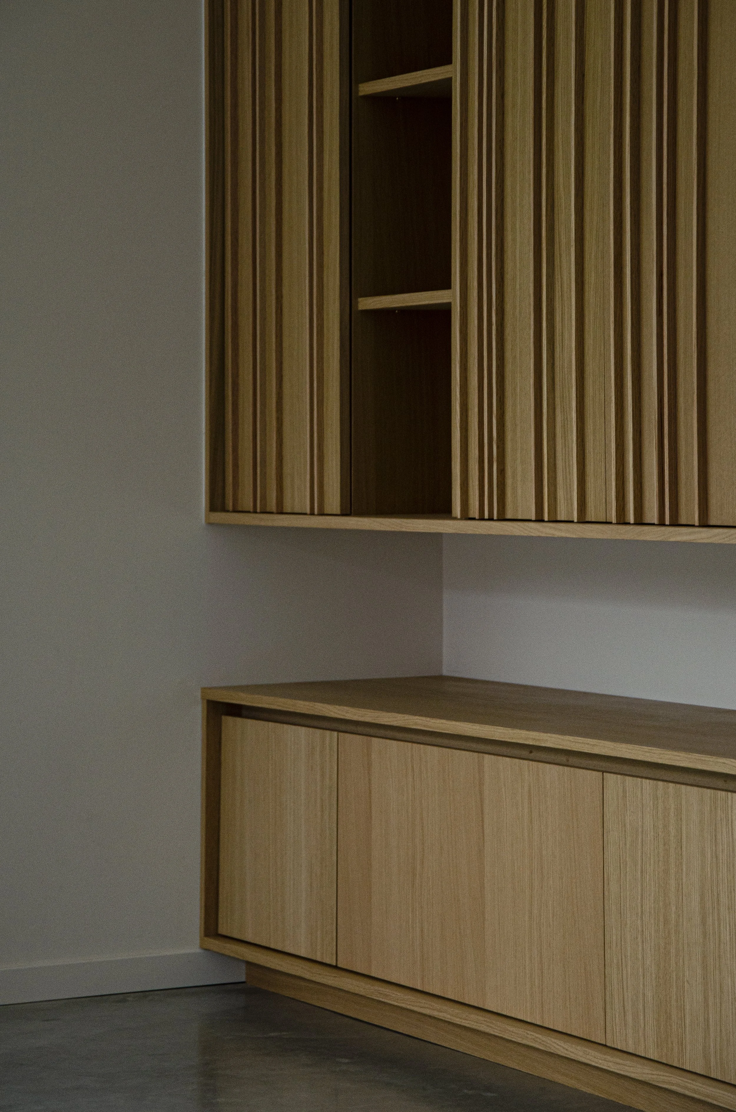 TV-meubel en hangkast in multiplex eik