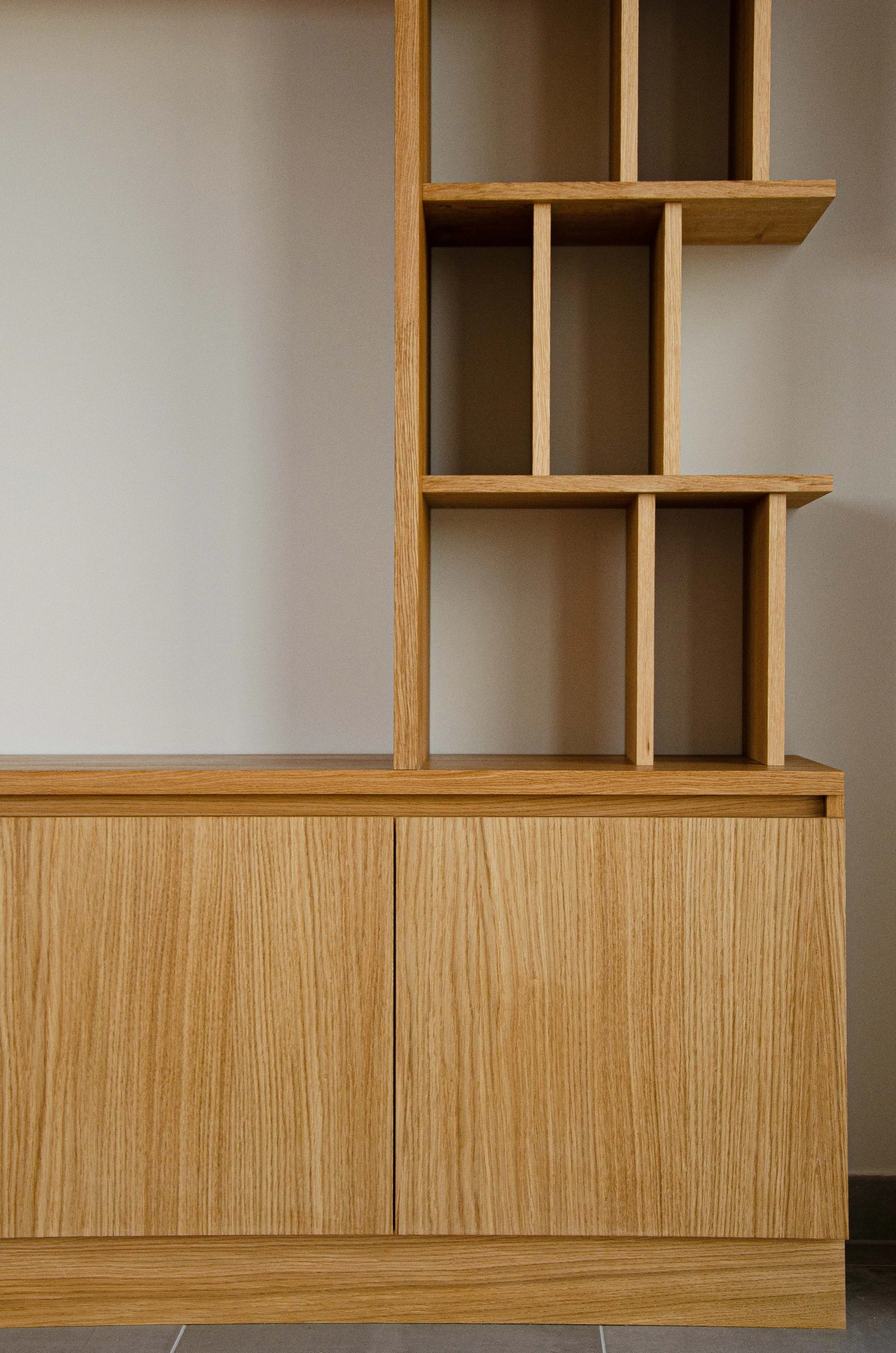 TV-meubel en boekenkast in multiplex eik