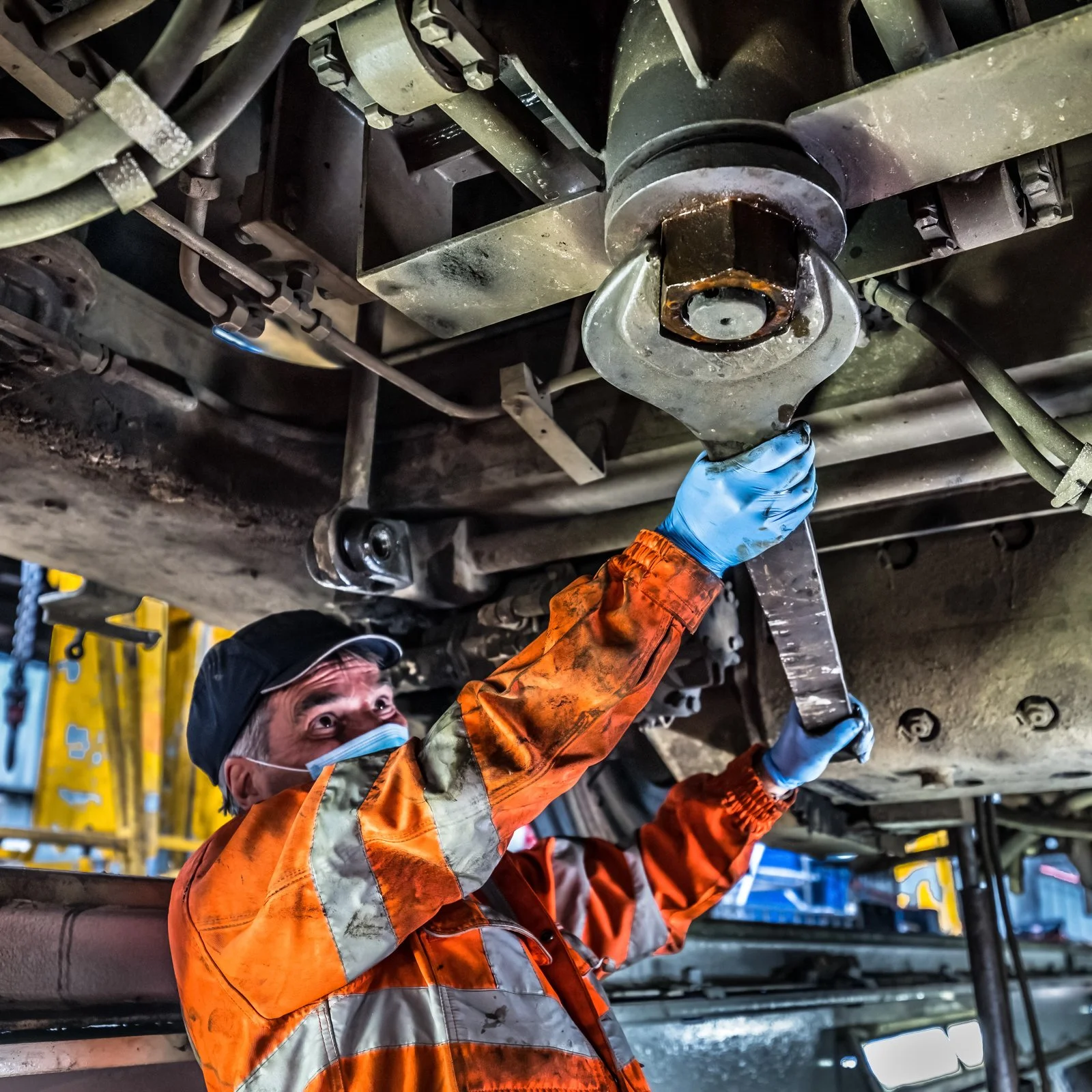 Removing the main nut for the boggie