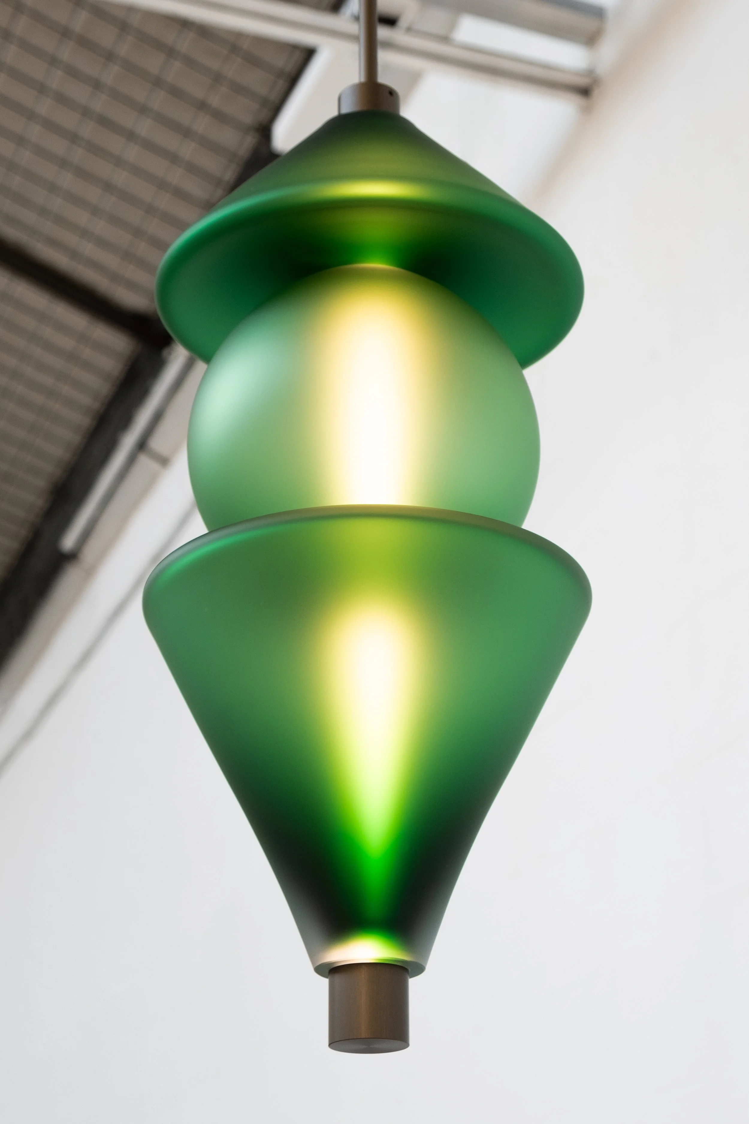 jmwstudio_sonde_V3_sphere_emeraude_bronze medium_three quarter illuminated zoom.jpg