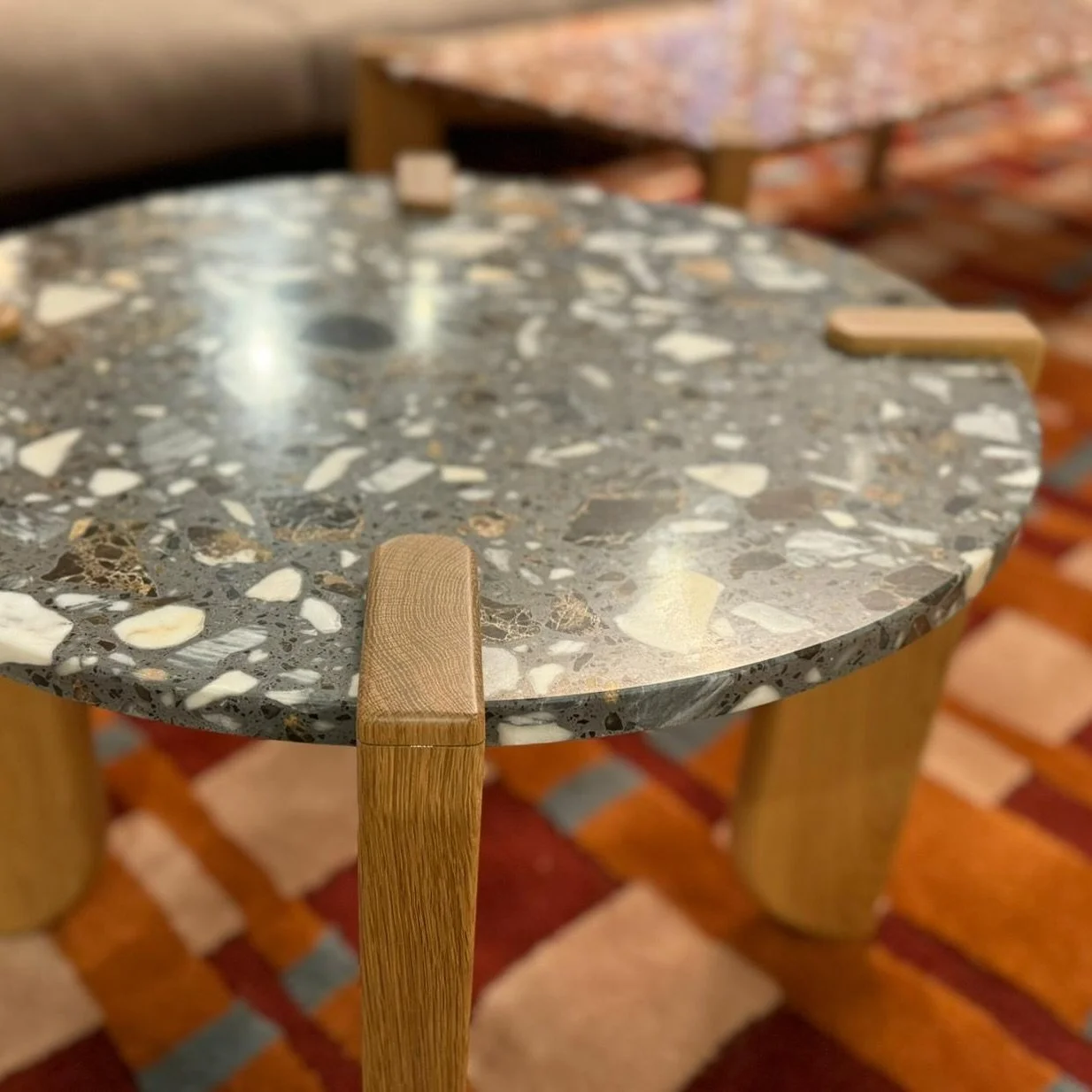 Leverans av superfina soffbord i ek och terrazzo. Design: @studioandfriends 
🤎🧡🩶
#soffbord #ek #terrazzo #sofa #livingroom  #sofatable #oak #sideboard