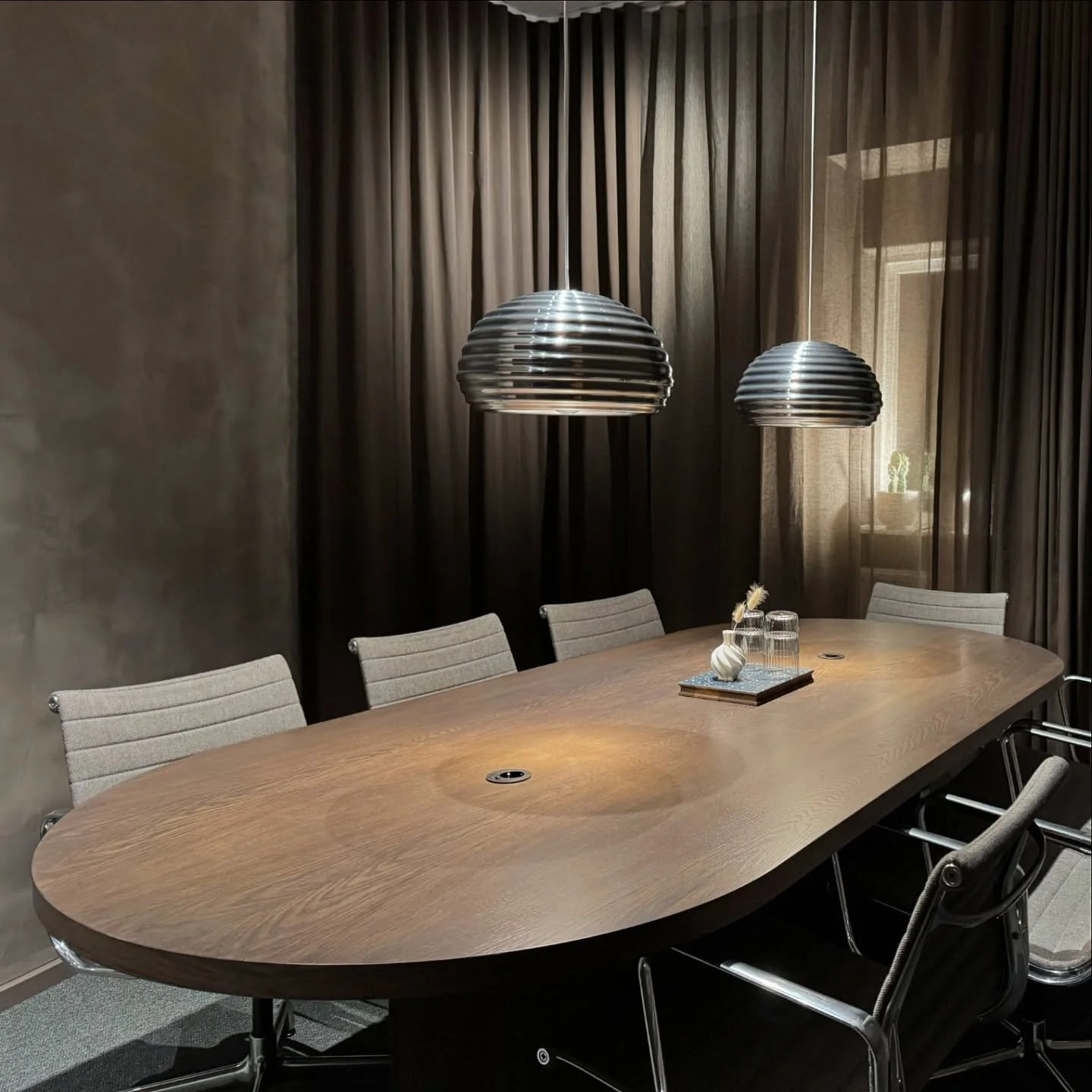 M&ouml;tesbord designat av oss p&aring; @modanaform Till v&aring;rt showroom som vi ocks&aring; delar med @aboutaplace.se 
Kom f&ouml;rbi och bes&ouml;k oss b&aring;da ☕️📆
#m&ouml;te #meetingroom #meetingroomtable #m&ouml;tesbord #sowroom #kontor #s