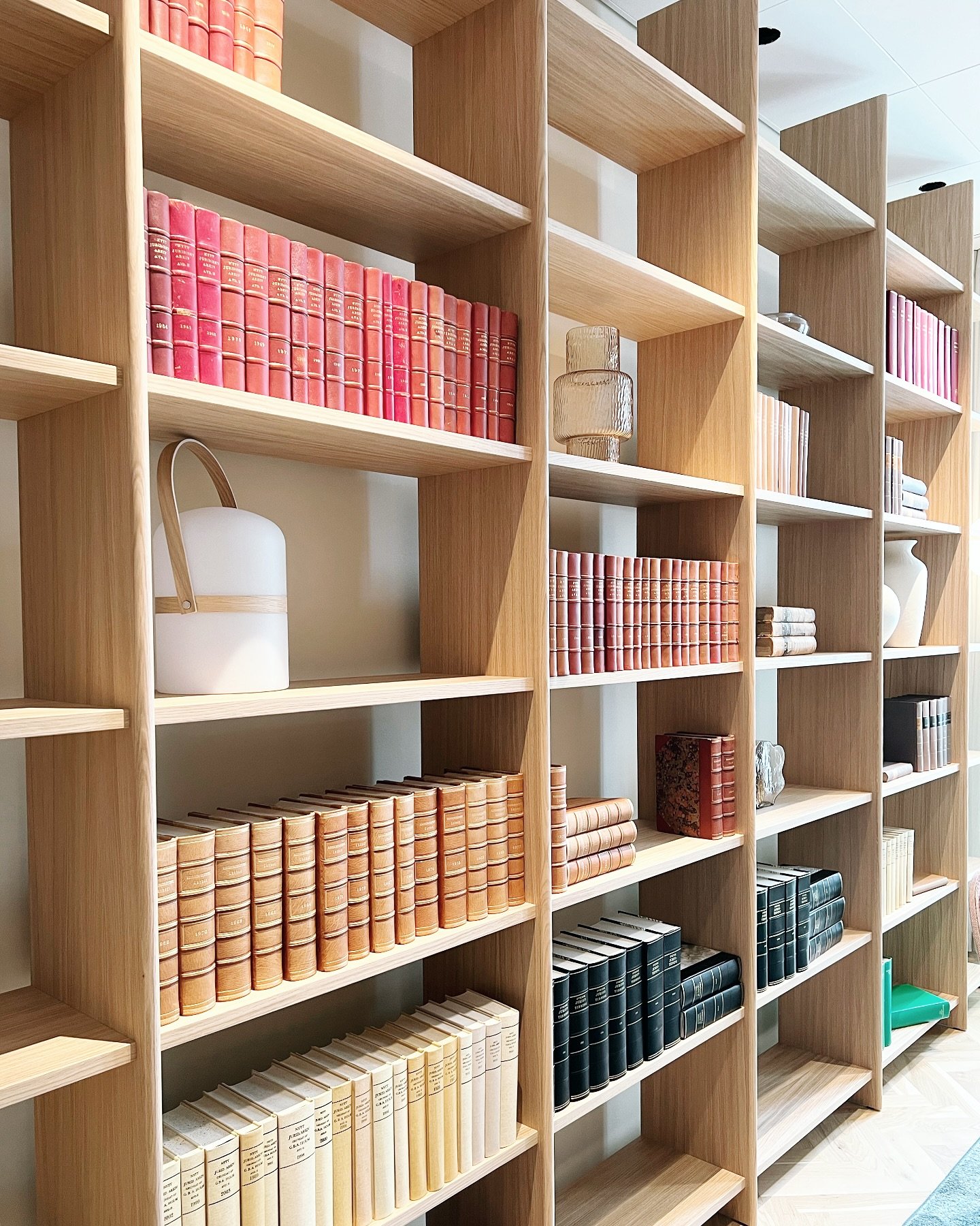 Bokhylla i ek 📚
#bokhylla #bookshelf #books #platsbyggt #custommade #oak #ek