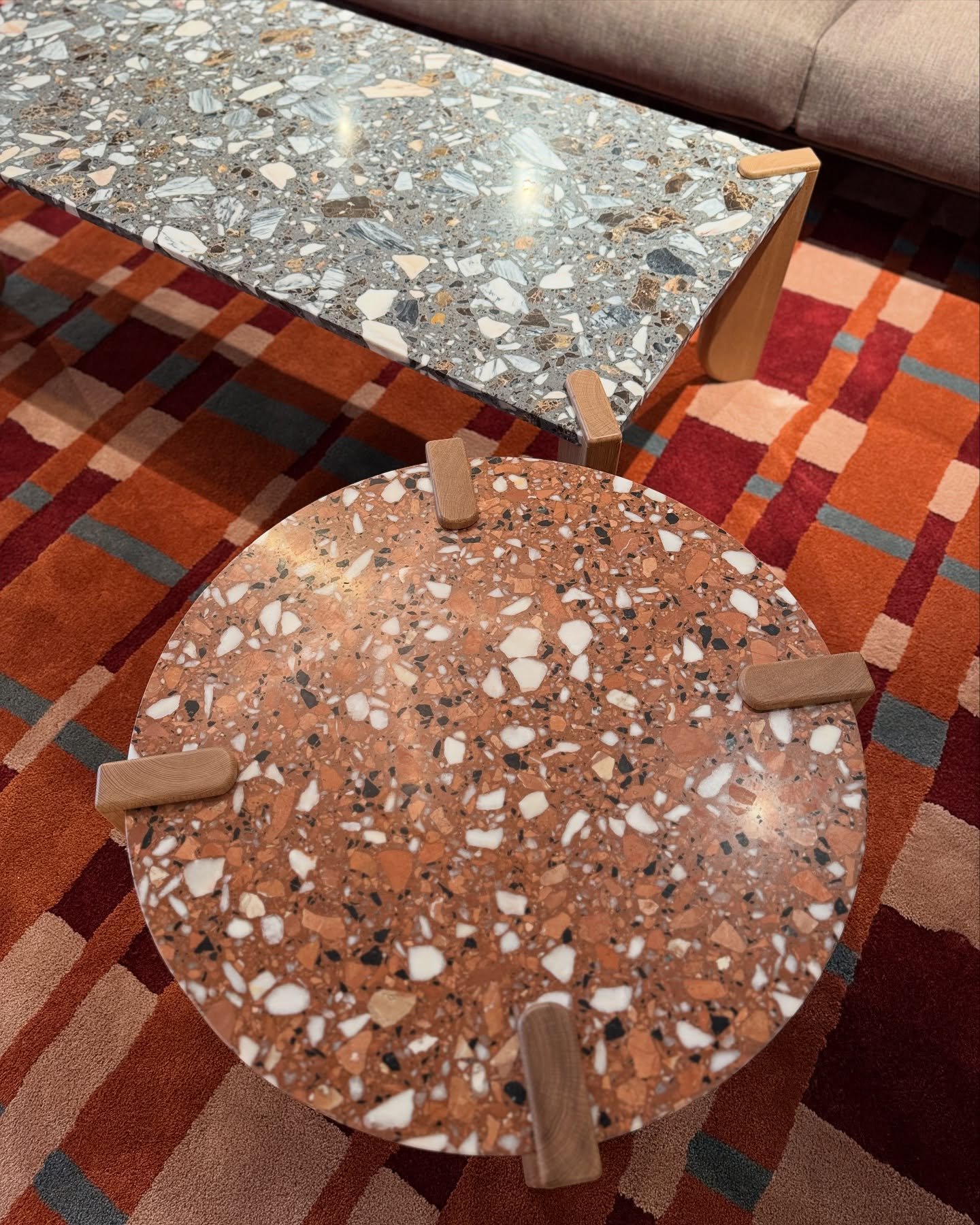 Fina soffbord i ek och terrazzo ritade av @studioandfriends 🧡🤎🤍
#soffbord #coffetable #sideboard #oak #ek #terrazzo #bespoke #interior #interiordesign #inredning #inredningsinspo