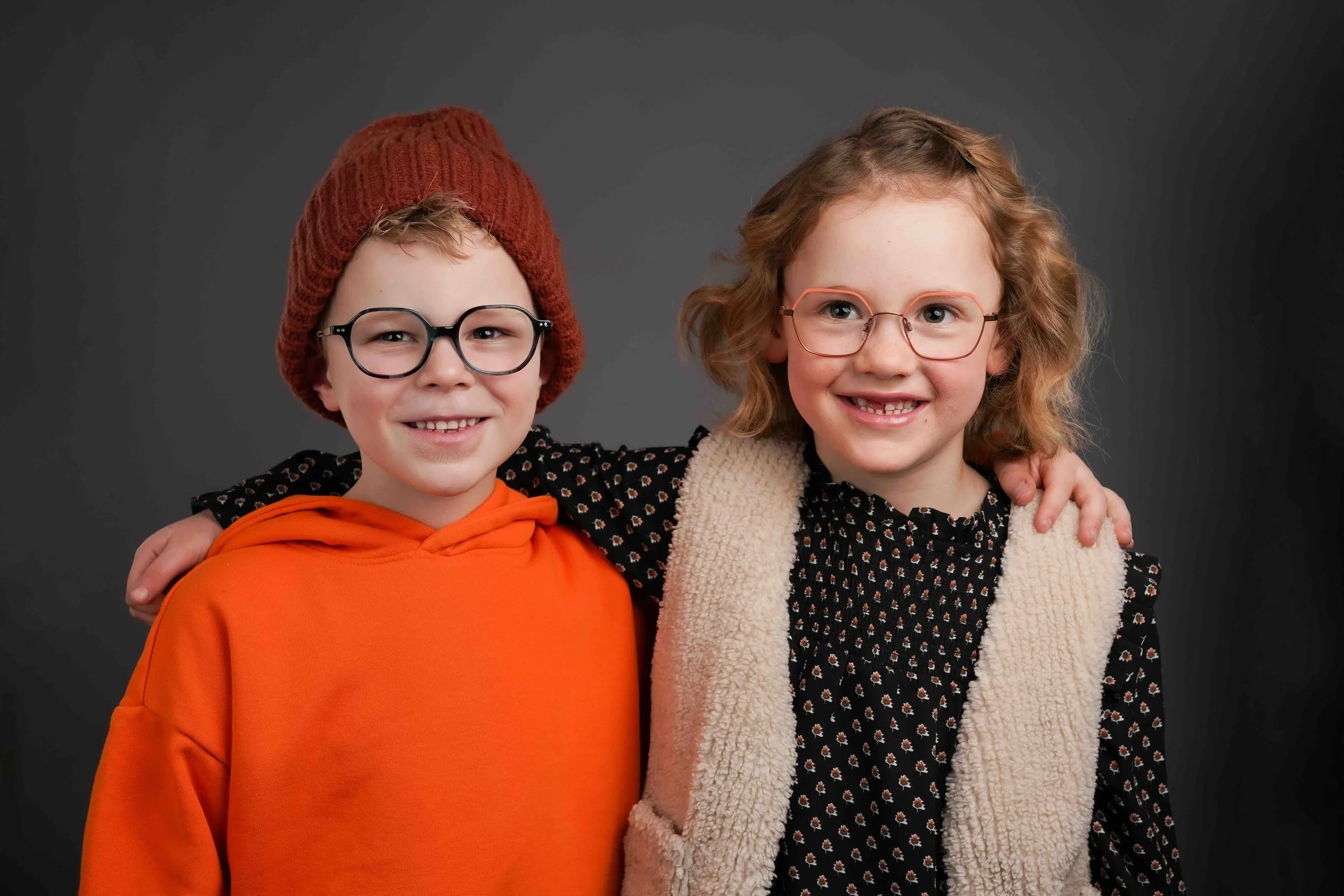 Twee kinderen met een bril op de foto.