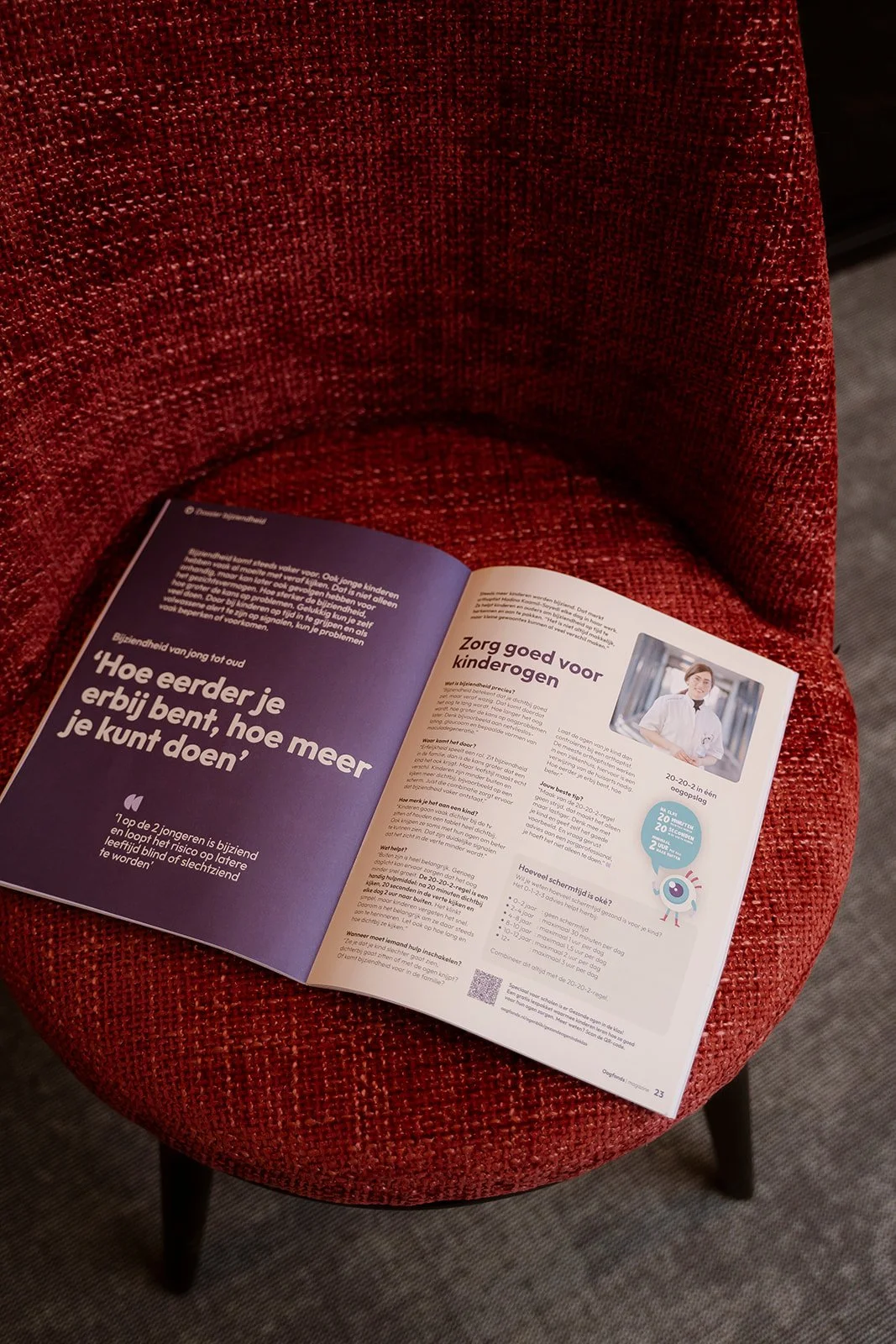 Interview in Ogenblik, een uitgave van het Oogfonds. Op de foto zie je een magazine op een rode stoel liggen.