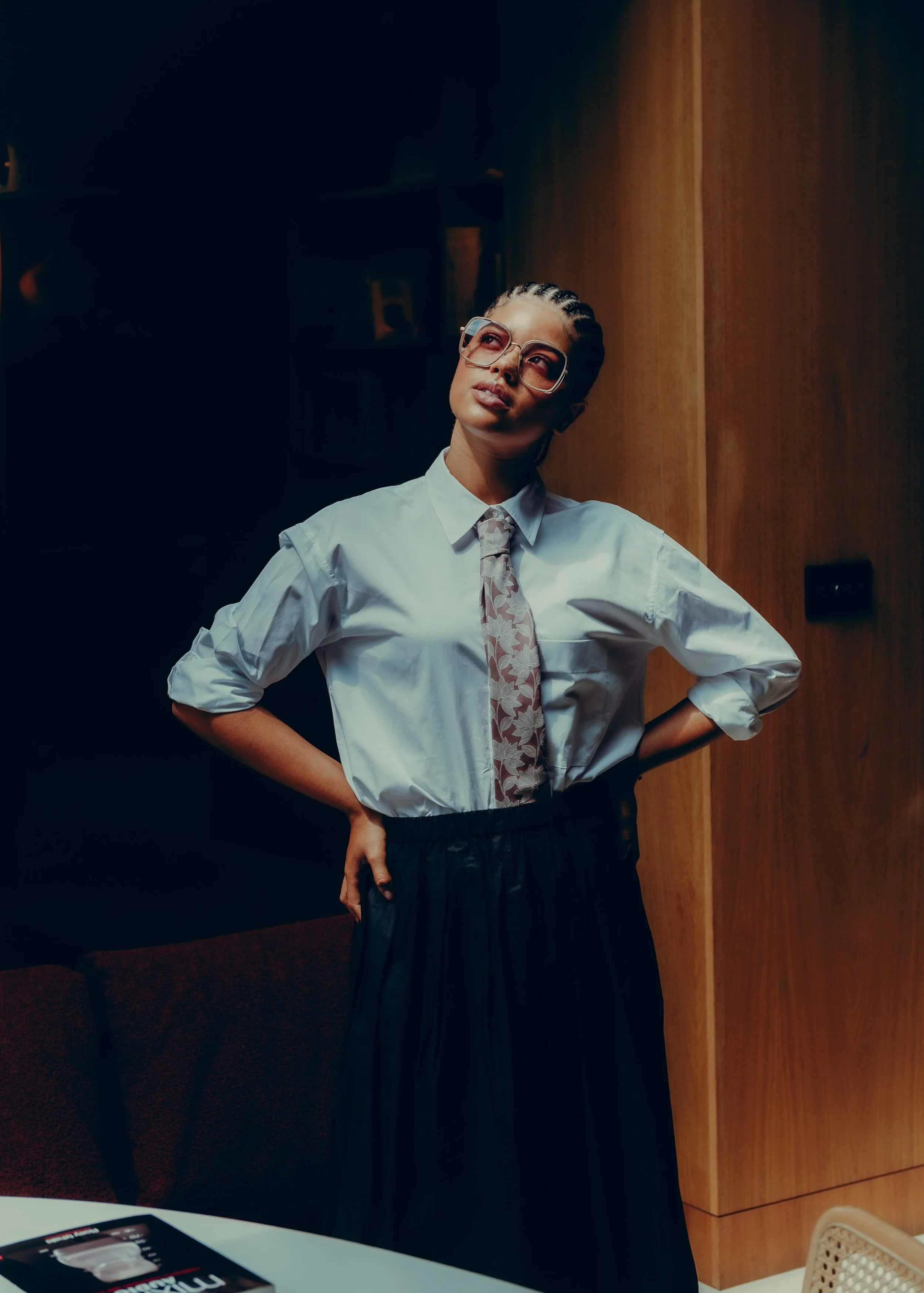 Een vrouw met fashionable outfit draagt een bril van Einstoffen.