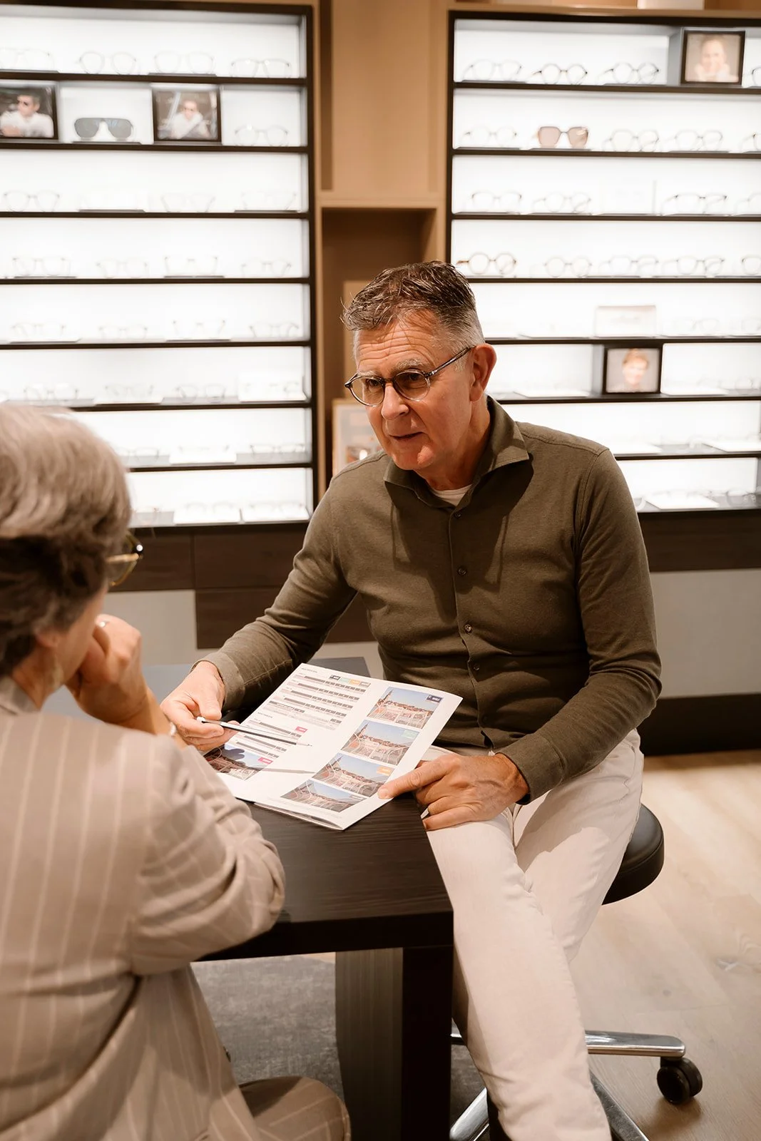 Opticien Eric geeft uitleg over verschillende glazen. 