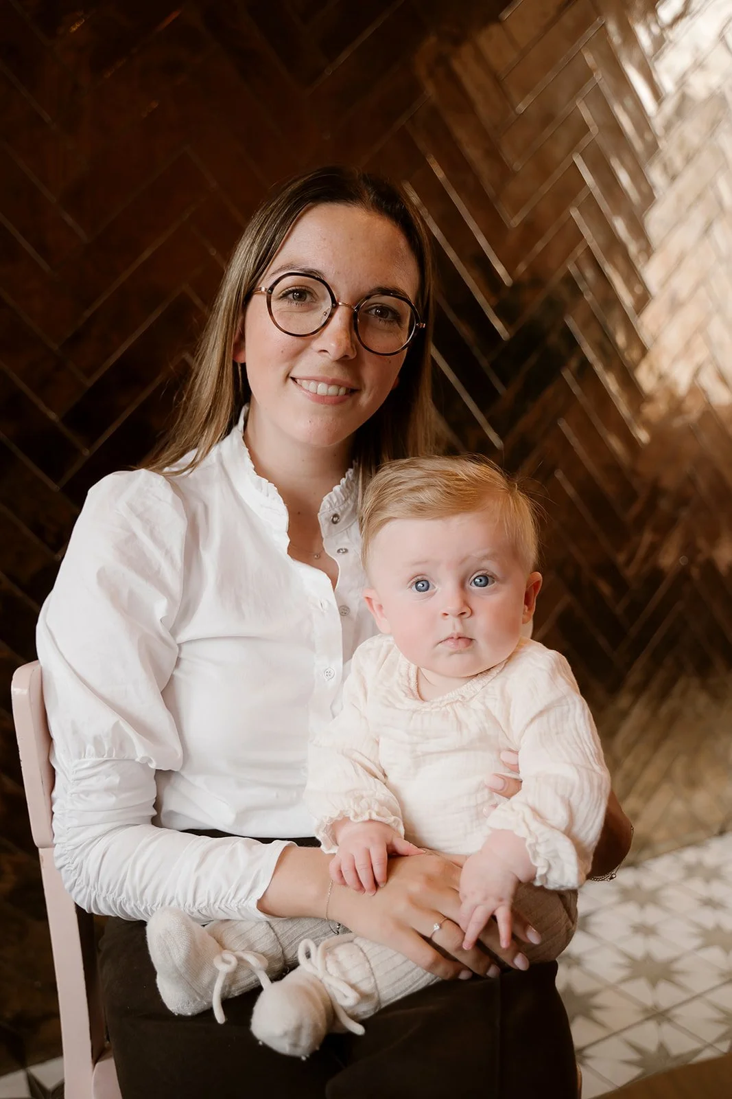 Een jonge vrouw met bril en baby.