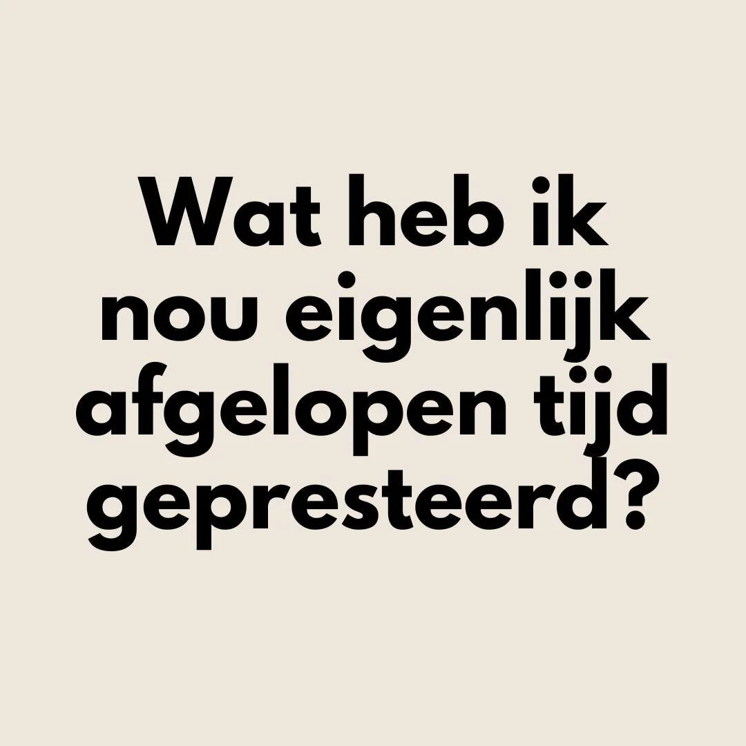 Ik ben met een collega in gesprek over wat ik zoal doe met mijn eigen praktijk. 

Zodra ik begin te vertellen is er bijna geen houden meer aan. 

'Zo, jij bent druk'... Zegt ze. 

Maar het eerste wat in mij op popt is de vraag 'wat heb ik nou eigenli