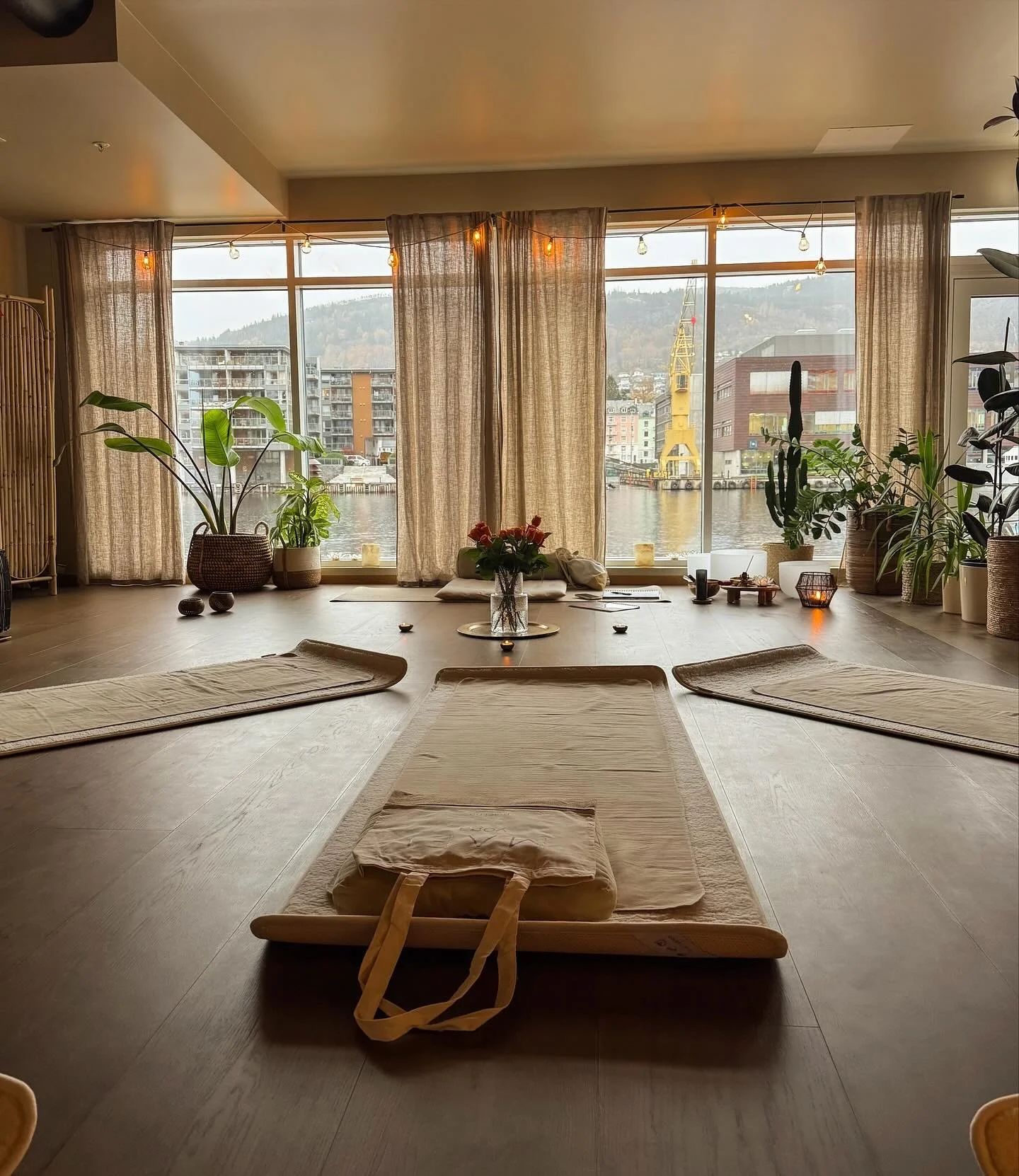 En fin helg med Yoga Nidra l&aelig;rerutdanning er over 🫶🏻 Takknemlig for den fine helgen vi har hatt sammen og for alle de fine deltakerne jeg har blitt kjent med 🥰 8 nye og flinke Yoga Nidra l&aelig;rere som kan bidra til &aring; spre mer ro, ti