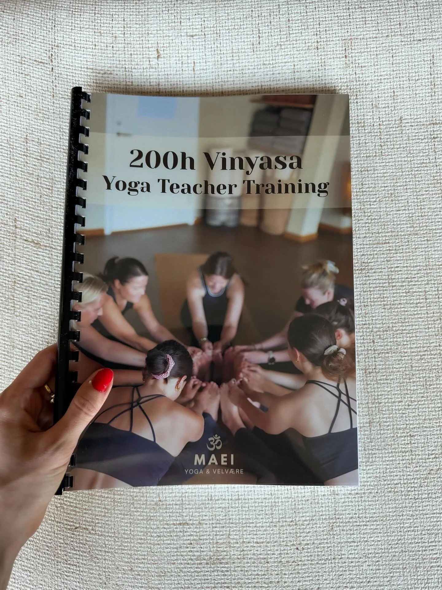 Modul 1 av v&aring;r 200 timers yogal&aelig;rerutdanning 🌱 
De siste dagene har vi praktisert yoga, meditert, reflektert og studert - fine, intense og spennende dager fra morgen til kveld! Veldig kjekt &aring; komme i gang og bli kjent med alle samm