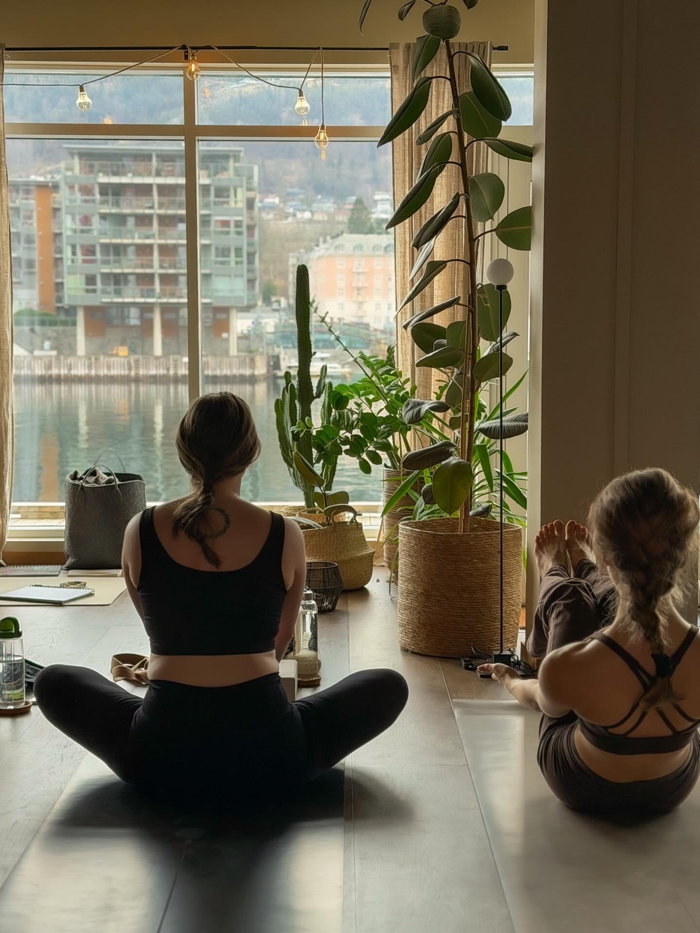 Modul 2 av v&aring;r 200 timers yogautdanning er gjennomf&oslash;rt! 
De siste dagene har vi hatt fokus p&aring; meditasjon, oppvarming og klargj&oslash;ring/starten p&aring; en yogatime. Studentene har f&aring;tt &oslash;ve p&aring; &aring; lage egn