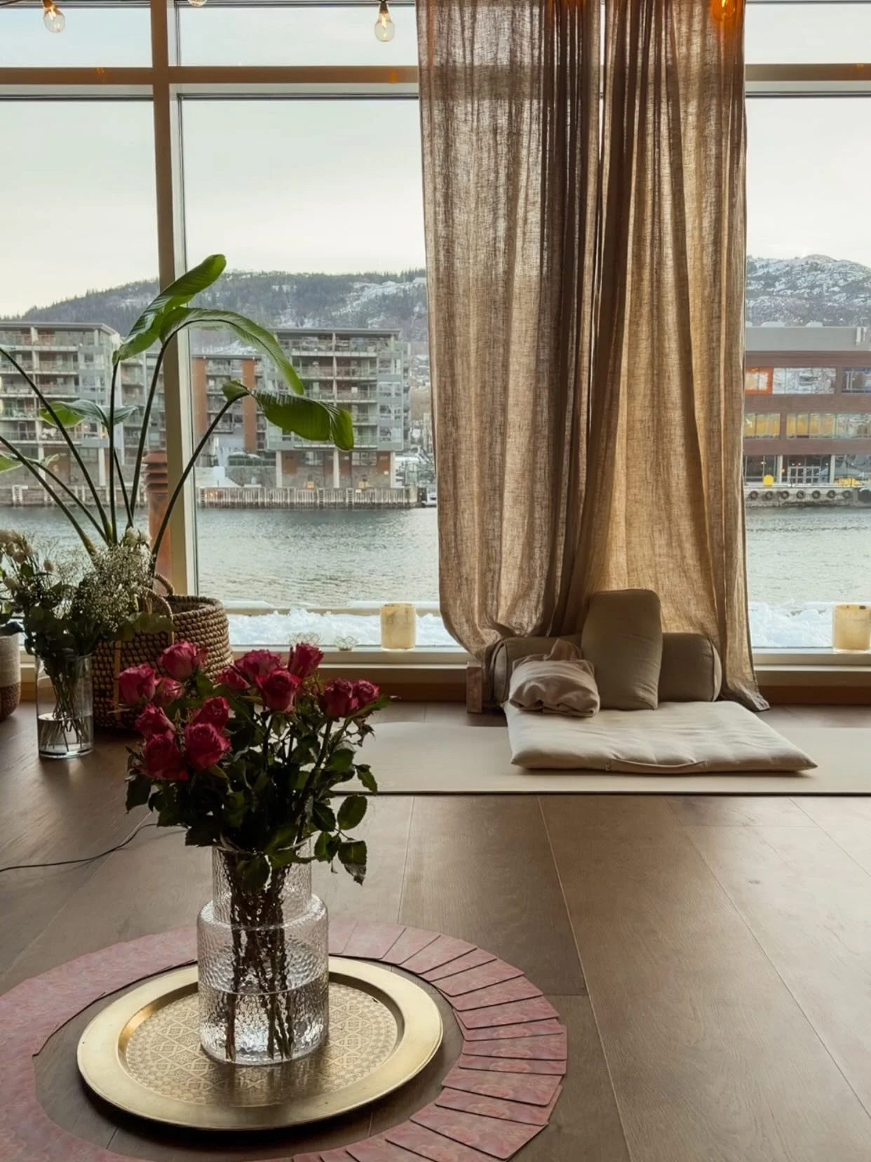 De siste dagene har vi hatt Yoga Nidra utdanning i studio 🫶🏻
Vi har g&aring;tt igjennom hva Yoga Nidra er for noe, historie og hvor det kommer fra, effekten av Yoga Nidra, hvordan lage et Yoga Nidra script og hvorfor det lages p&aring; den m&aring;