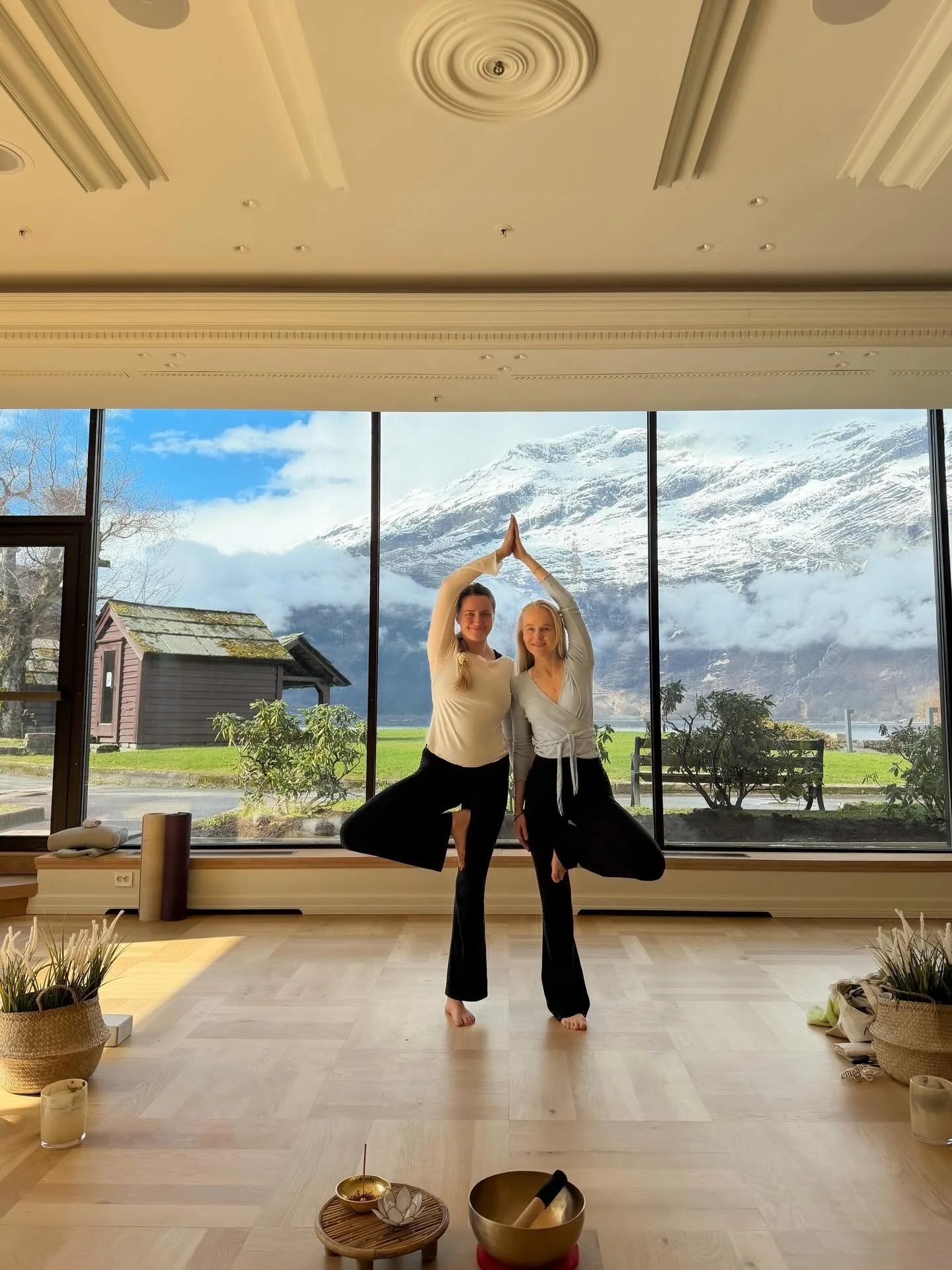 Tusen takk til den fine gjengen p&aring; 27 stk som var med p&aring; Yoga weekend i helgen, en god miks av b&aring;de gamle og nye deltakere 🥰🫶🏻 Masse yoga, meditasjon, sj&oslash;bad, deilig mat og godt selskap✨
Takknemlig for at dette er jobben m