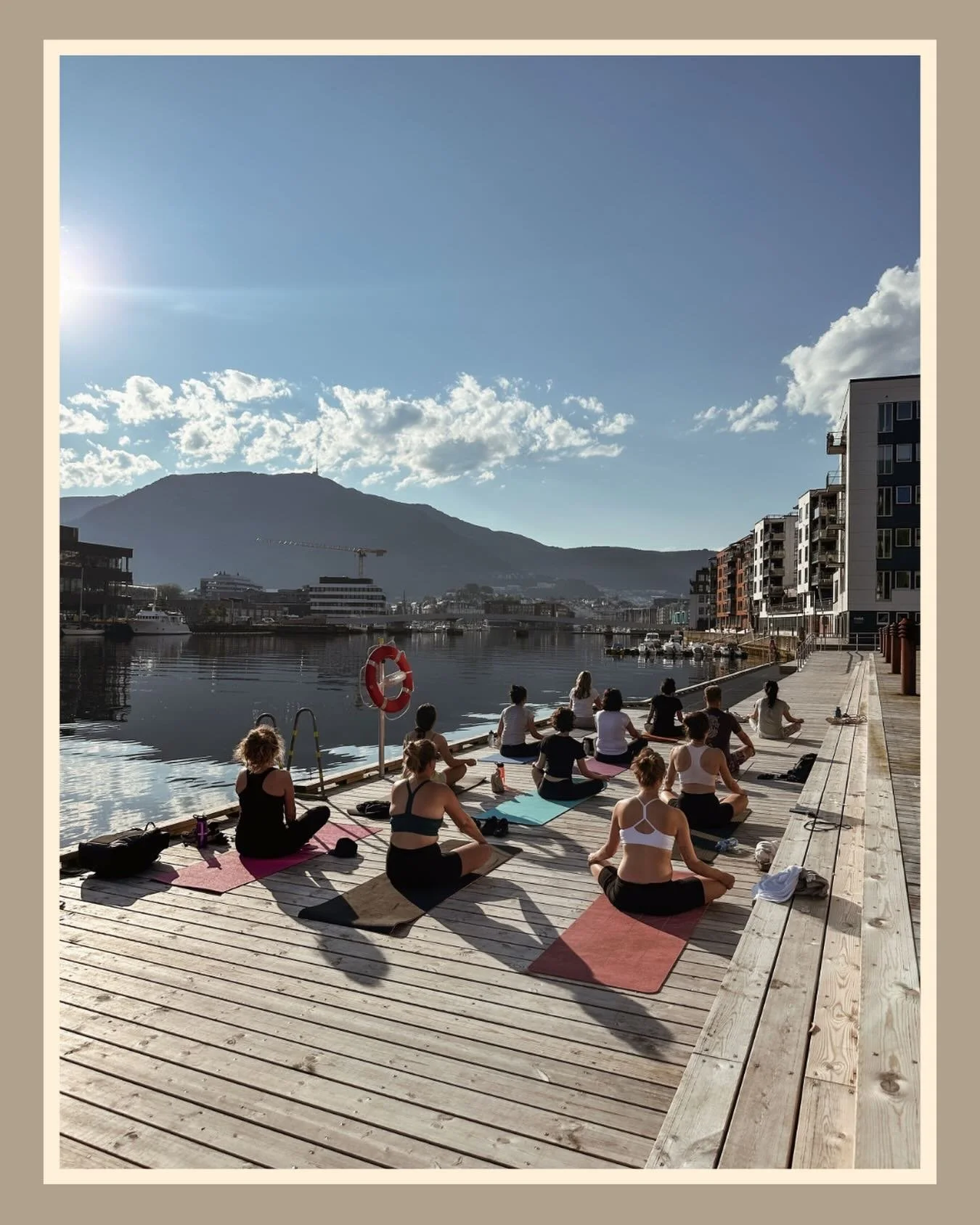 Uteyoga p&aring; bryggekanten i Damsg&aring;rdssundet 🧘🏼&zwj;♀️
Tirsdag 30. juni kl. 09:00-09:45 
P&aring;melding via timeplanen, ta med egen yogamatte.

Vi krysser fingre og t&aelig;r for sol, eller i det minste opplett og varme 🤞🏻🤞🏻🤞🏻 Ved b
