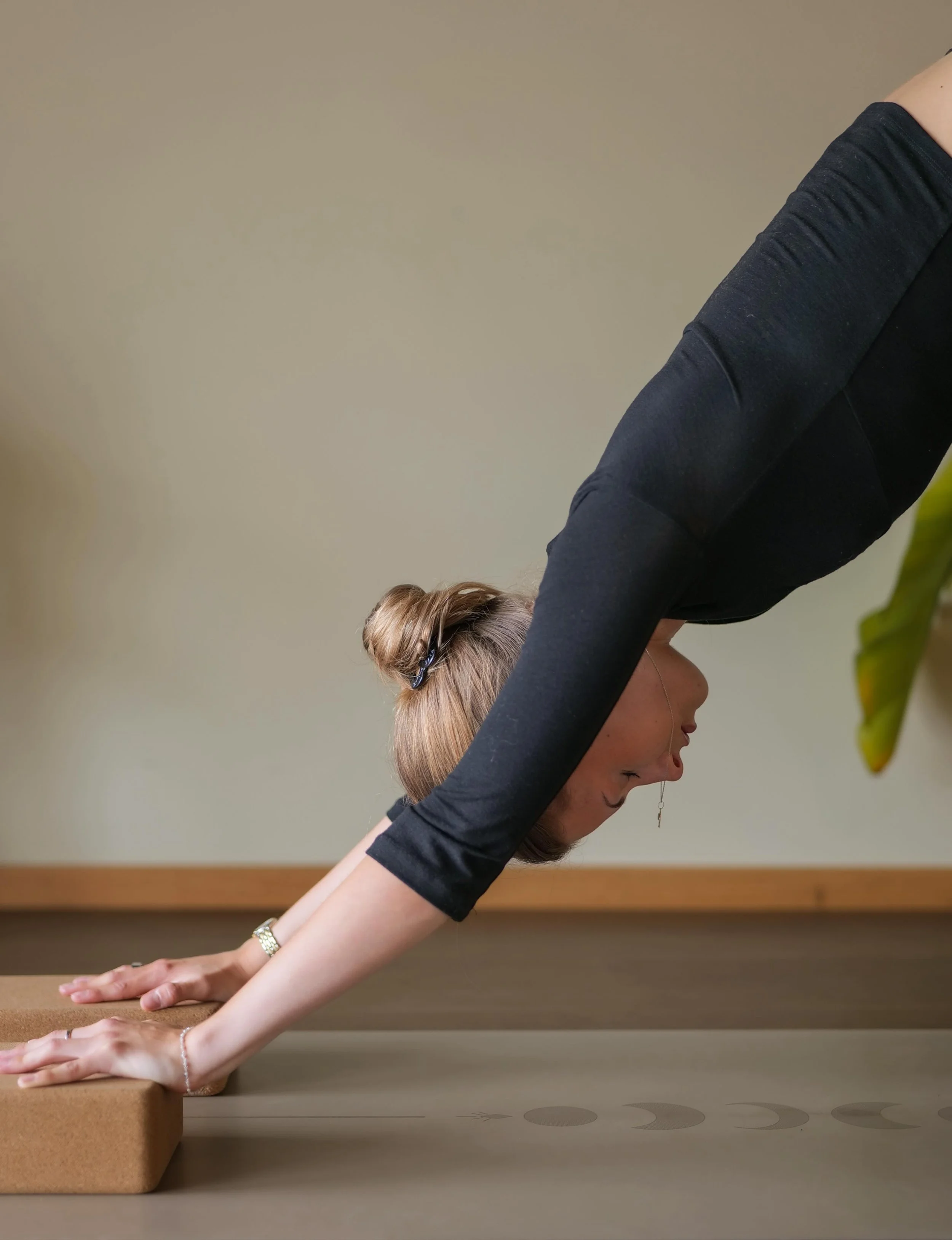 I sommer varierer timeplanen litt fra uke til uke, det kan dukke opp spontane uteyoga-klasser og ekstra bonus-klasser underveis 🌞

Frem til 9. august kan du benytte deg av v&aring;rt sommertilbud: 
1 m&aring;ned - kr. 699,- 
1 uke - kr. 499,- 

H&ar