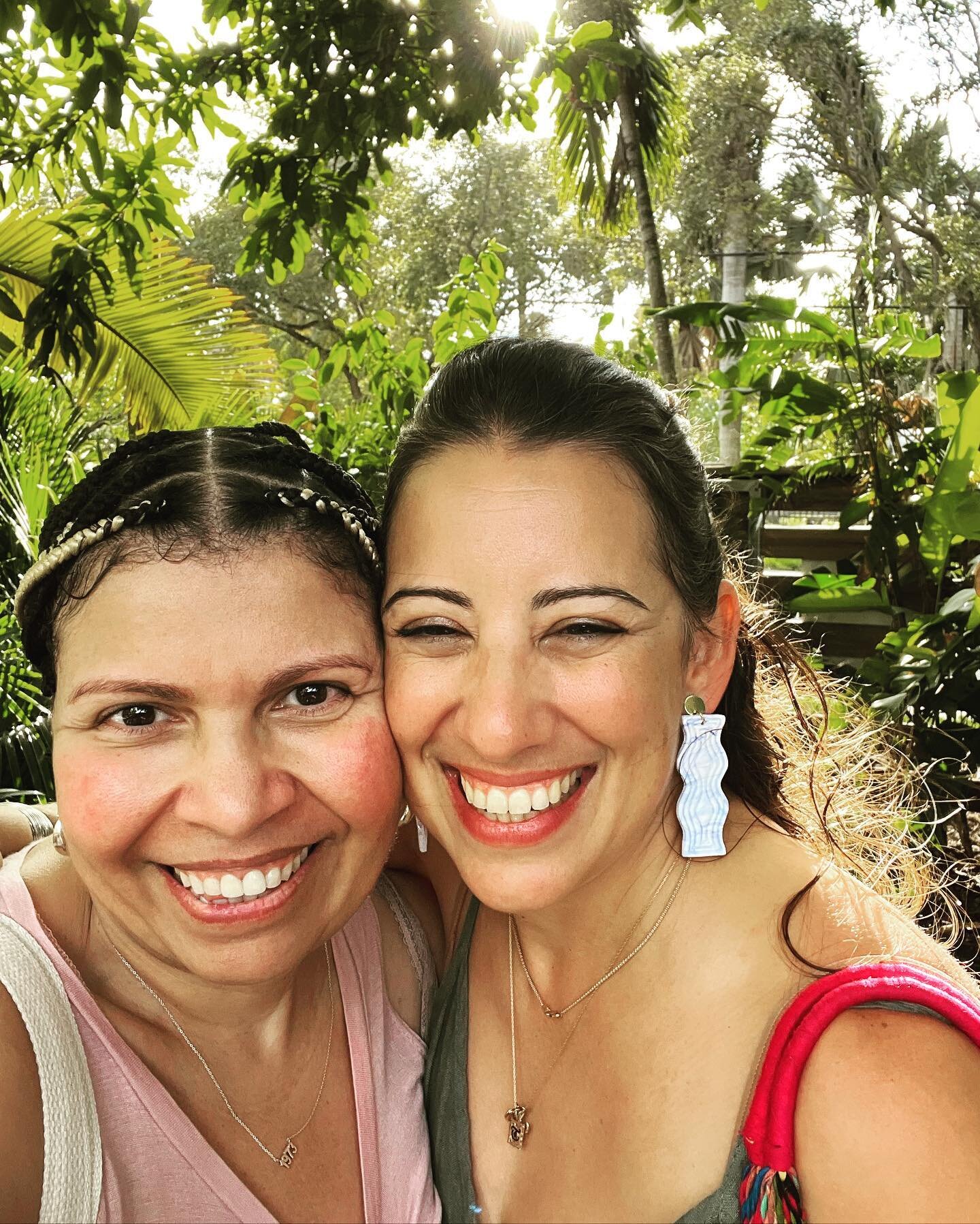At @aguacate_sanctuaryoflove with my dear friend @imababysquid (who is so nice she even shooed away the roosters for me and kept from laughing when I was afraid of eeeeverything). Love you, Issy. 🥰