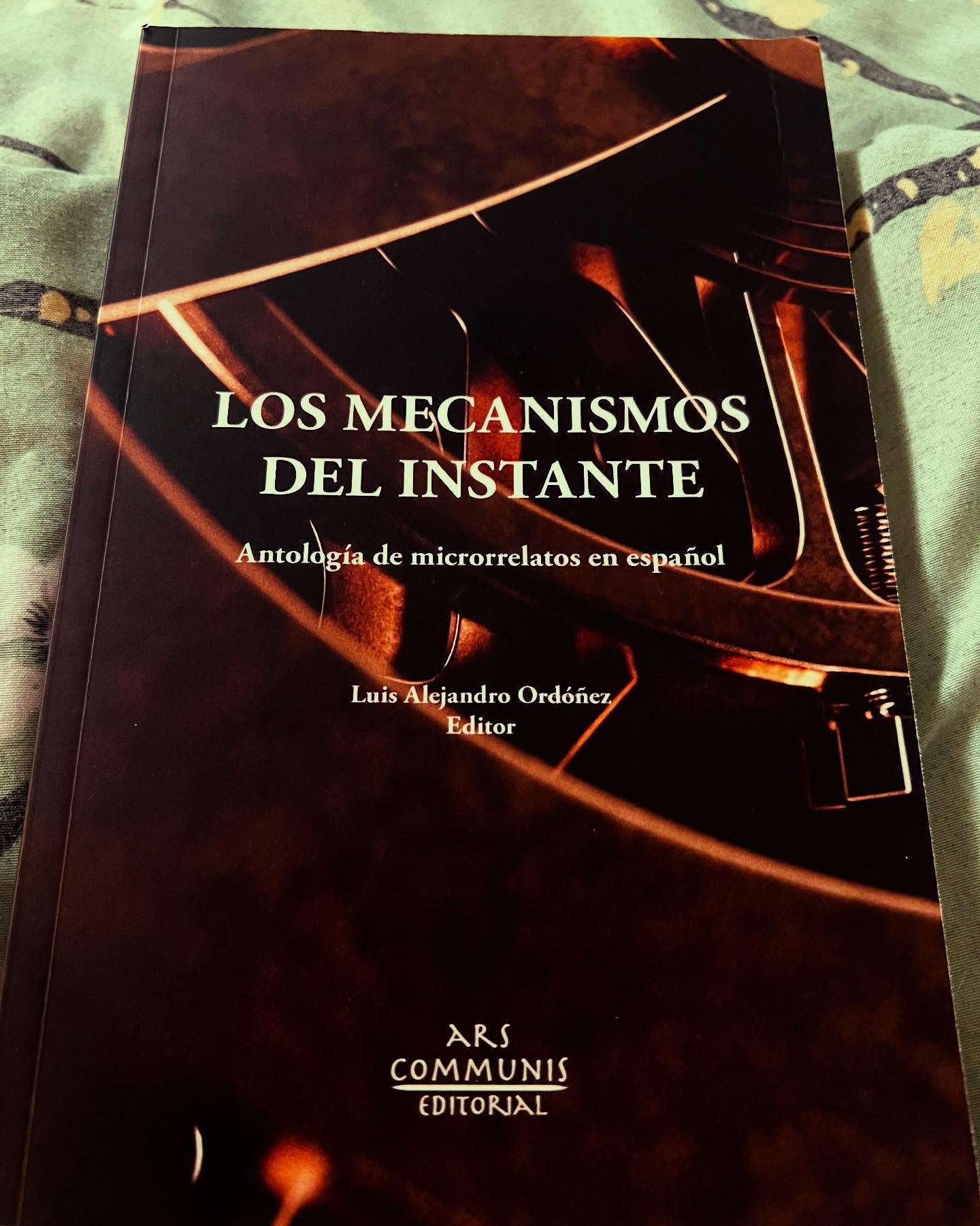 Ya me lleg&oacute; LOS MECANISMOS DEL INSTANTE, la nueva antolog&iacute;a de la editorial @arscommunis y el editor @laosven. Gracias por incluir mi pieza en honor a #robertobola&ntilde;o. Y miren nada m&aacute;s la lista de autores que se gasta este 