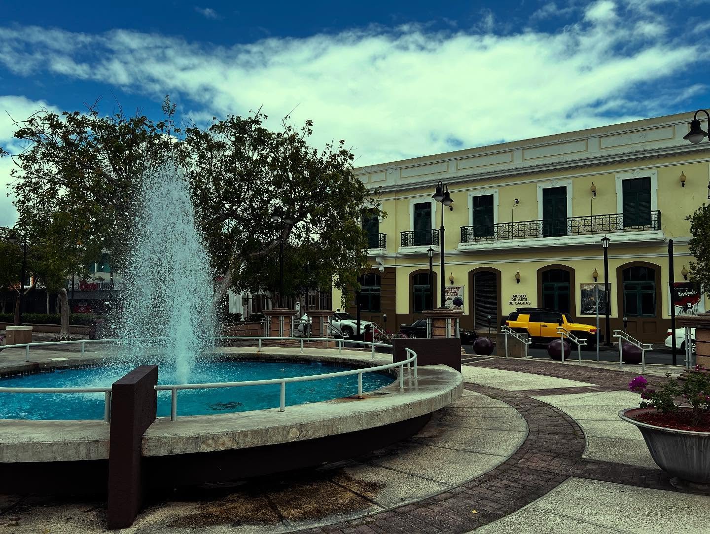 Reci&eacute;n estuve en Caguas para la Feria Anual del Libro y qued&eacute; tan impresionada con la organizaci&oacute;n y cuidado de @awildacaezoficial, con lo bello y limpio del pueblo, con el cari&ntilde;o al arte. 

All&iacute; vi una obra bella d