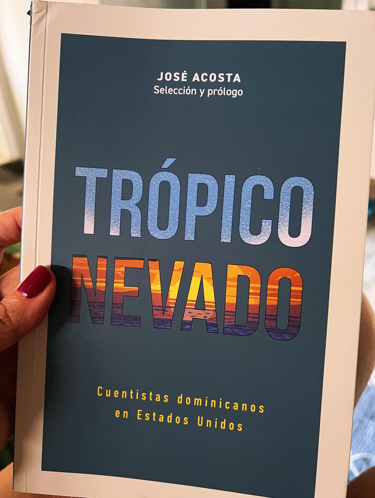 Spanish/ English:

Qu&eacute; rico cuando una antolog&iacute;a no tiene desperdicio. Esta, titulada TR&Oacute;PICO NEVADO, de Jos&eacute; Acosta, me la le&iacute; de un tir&oacute;n, como se leen las novelas. La recomiendo, especialmente si quieren e