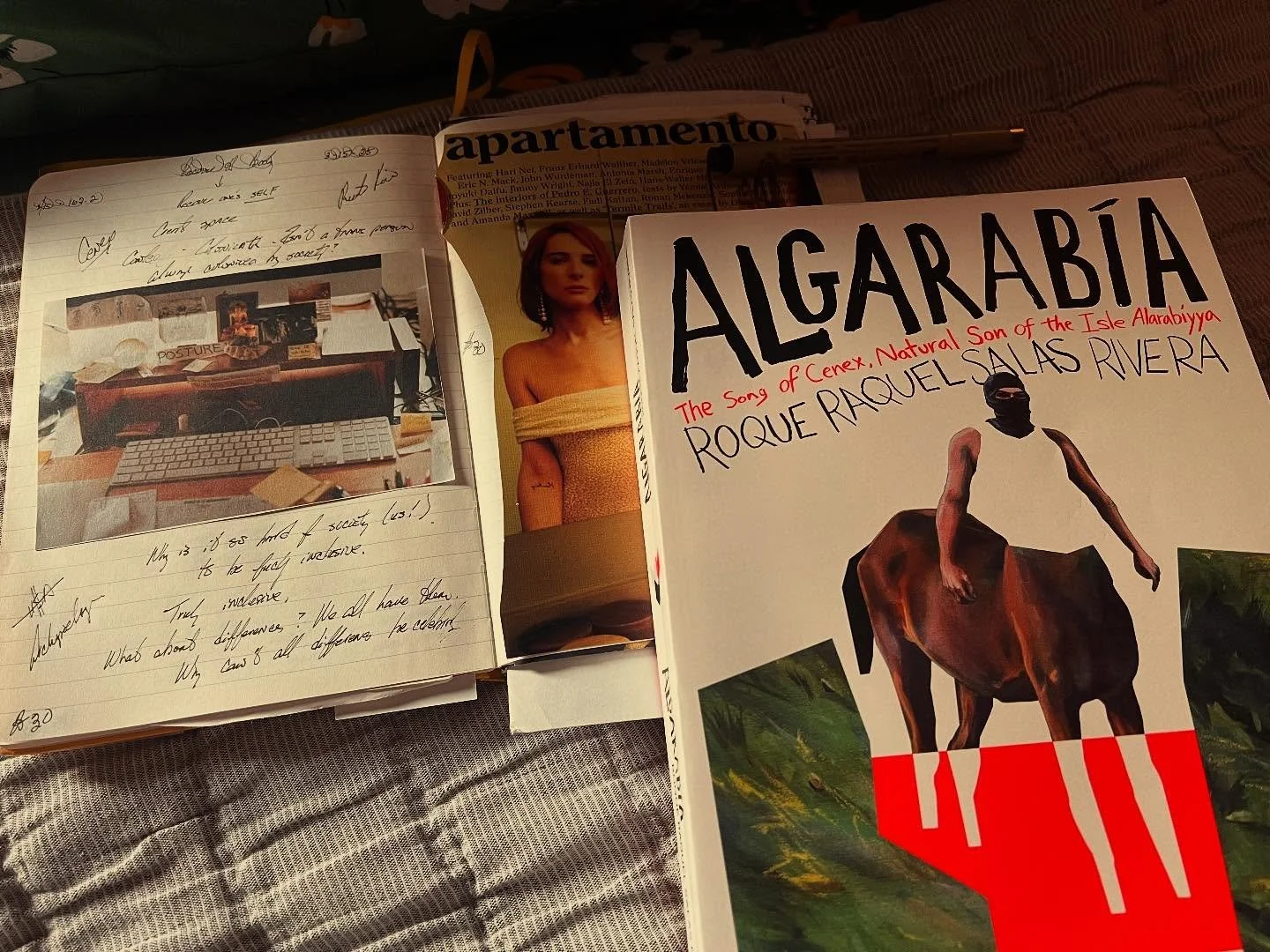 Having so much fun in bed this Sunday afternoon. 😍🕺🏻✊🏽

#algarabia
@roquesalasrivera 
@graywolfpress 
@brittany.tori 
@solidaridadradical