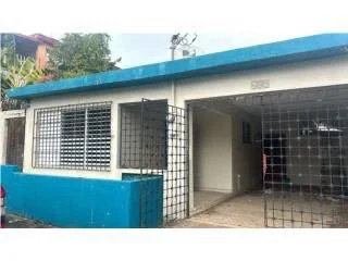 Tengo una emergencia: gallinas. Mi casa de Santurce (que esta vac&iacute;a mientras la arreglamos) est&aacute; lleeeeeeeeena de ellas. Brincan hasta sobre el techo y tienen pollitos constantemente. La verja y la maya no les hafen nada  vurlwn 12 pies