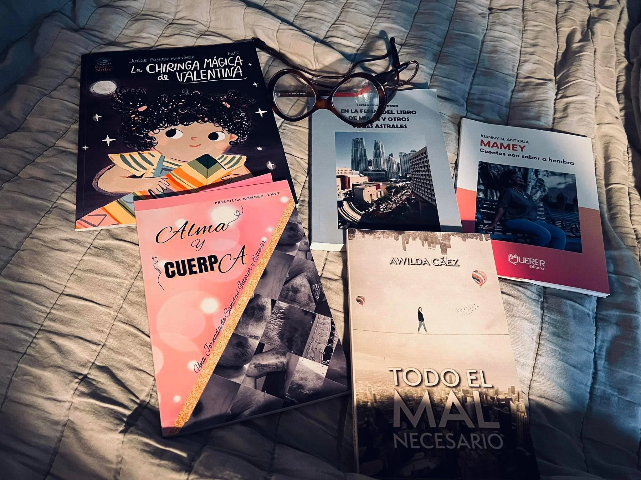 Libros de peque&ntilde;as editoriales independientes que disfrut&eacute; mucho este verano. Fueron todos regalos de amistad, hermandad de p&aacute;ginas. Son labores de amor hacer estos libros y se siente. 
😍😍😍

En la feria del libro de Miami y ot
