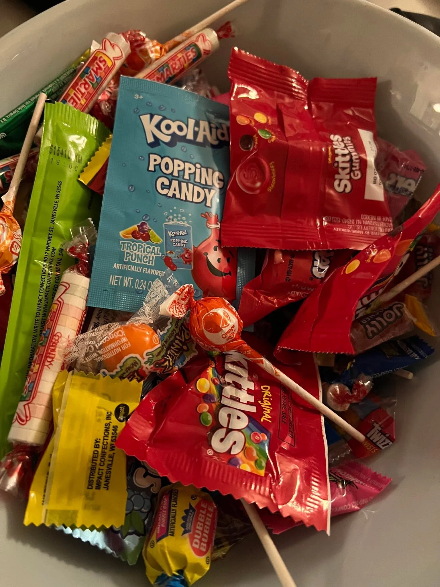 Tristeza es comprar dulce para todos los nenes del vecindario&hellip; y que solo vengan unos cuantos&hellip; y que esos cuantos tengan tan buenos modales&hellip; que ni yo rog&aacute;ndoles que cojan m&aacute;s dulces, lo hagan. En un ratito salgo co